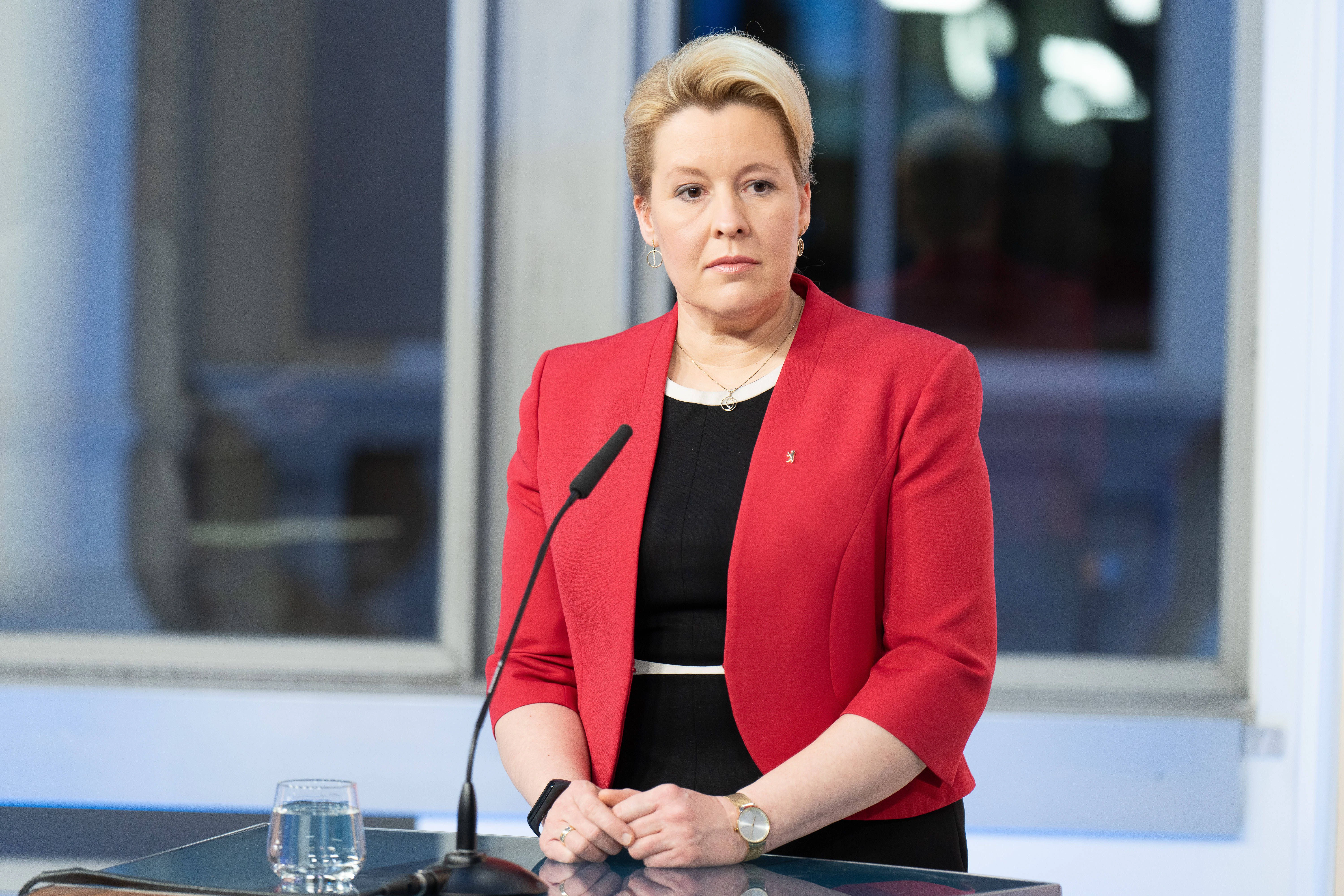 Frisur, Jacke, Kleid – alles sitzt, sturmerprobt und faltenfrei. Nur ihren Gesichtsausdruck hat Giffey nach dem Ergebnis nicht mehr so recht im Griff.