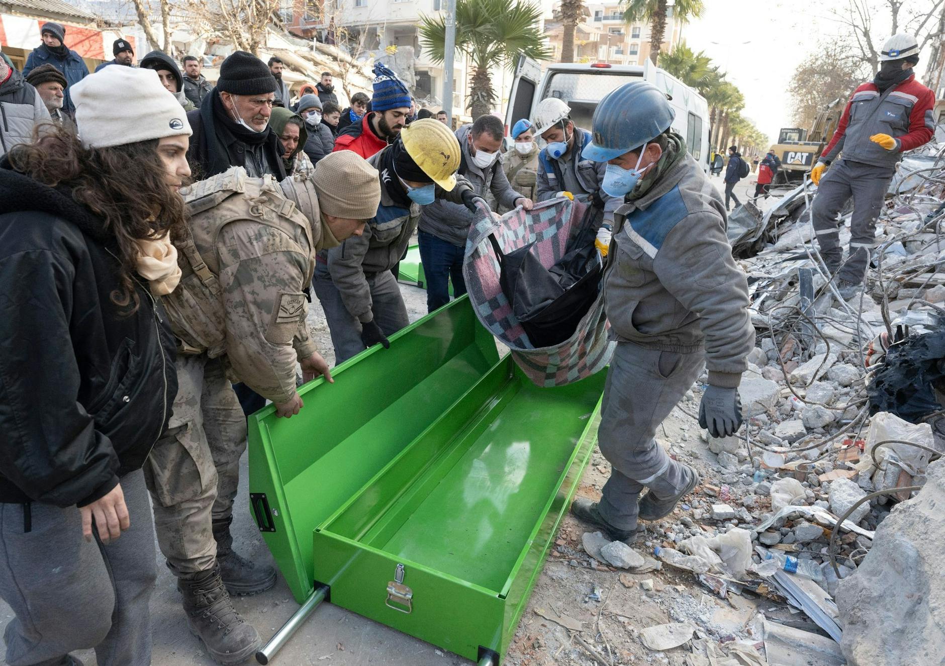 Helfer bergen ein Todesopfer.