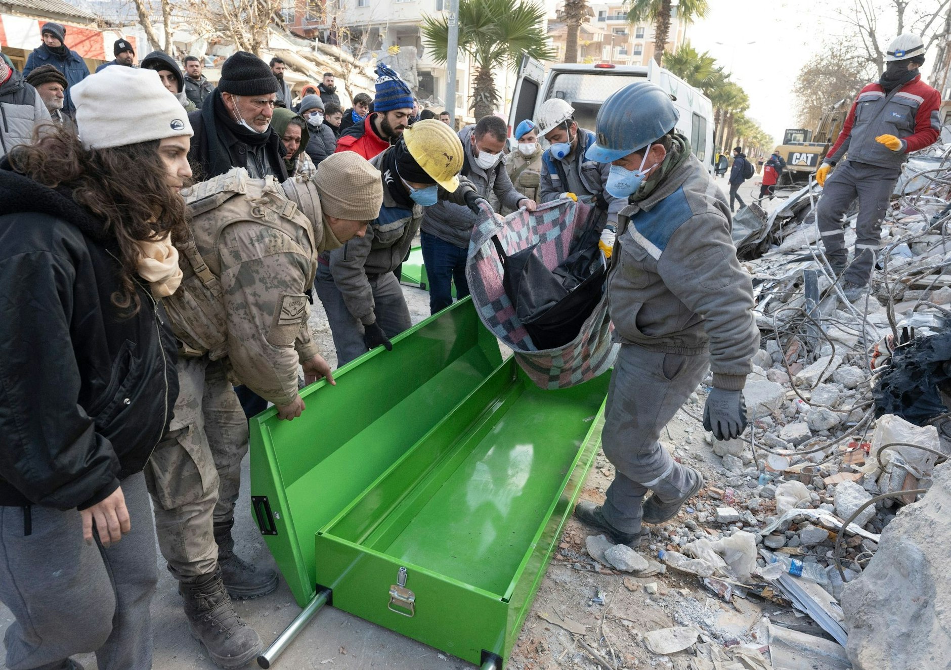 Helfer bergen ein Todesopfer.  