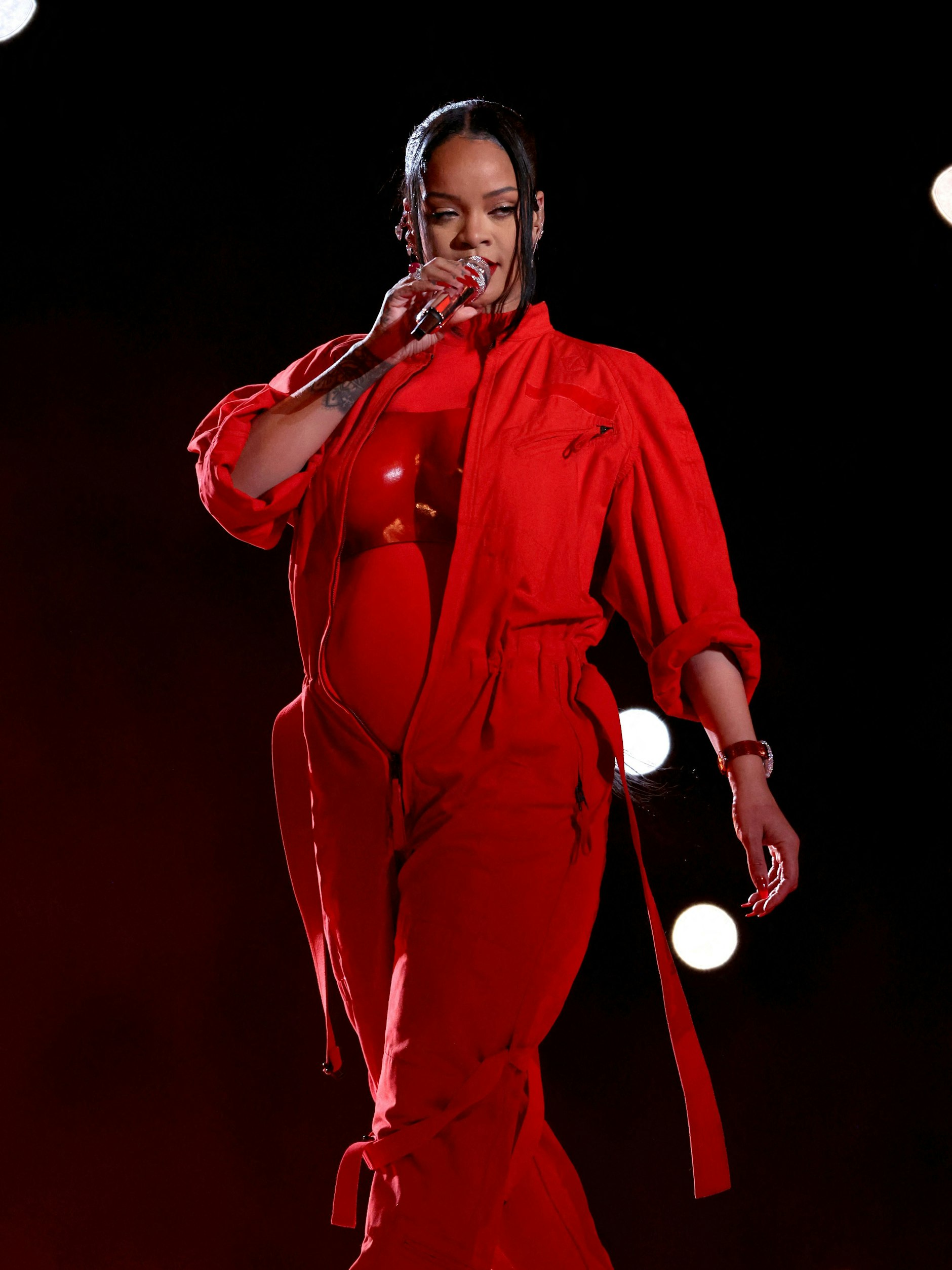 Ihren Babybauch kann und will Rihanna nicht mehr verstecken, präsentierte ihn stolz in der Halbzeitshow des Super Bowls.