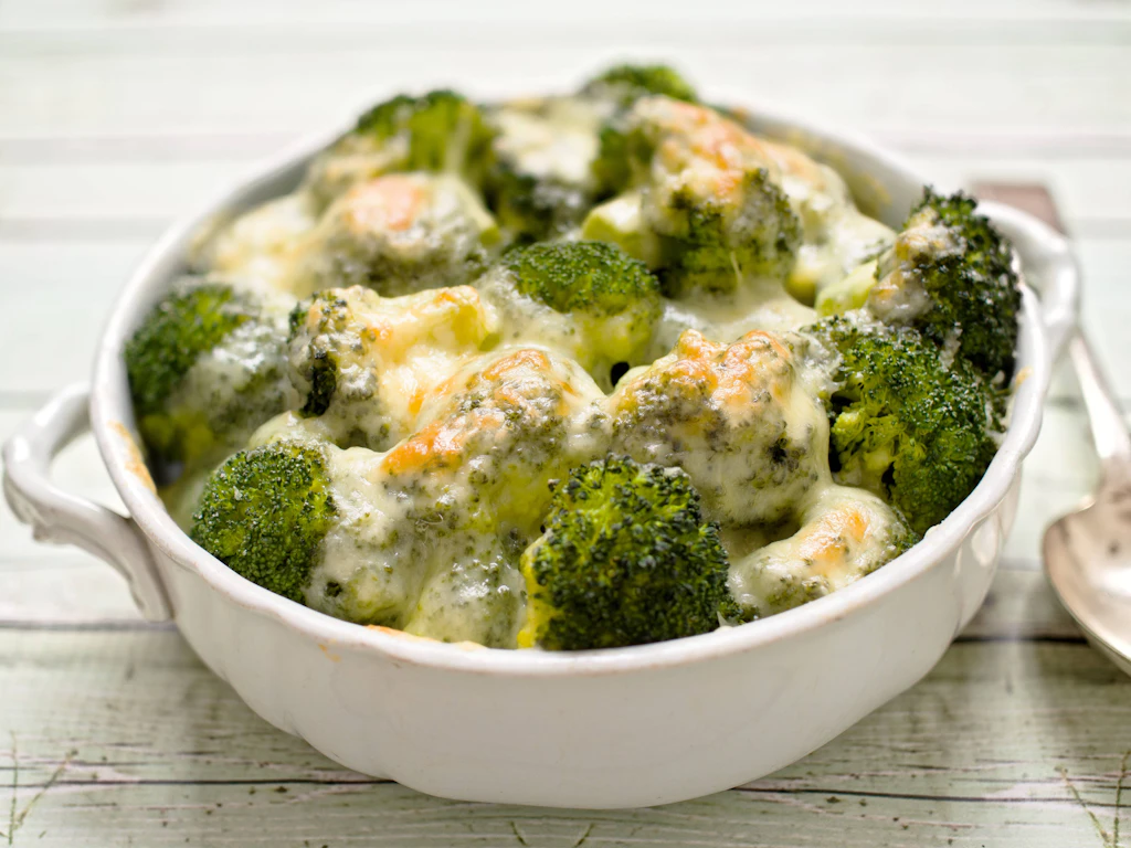 Überbackener Brokkoli mit Käse und Knoblauch: Dieses Rezept ist echtes Comfort Food und trotzdem gesund