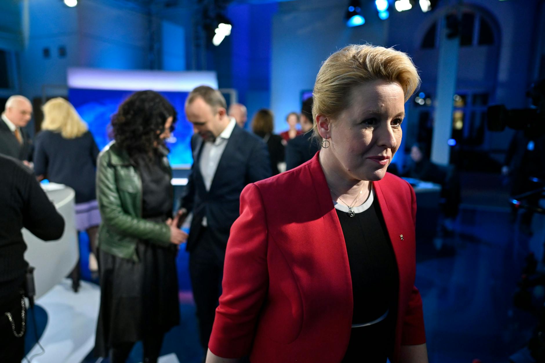 Eine Frau sieht rot: Franziska Giffey am Wahlabend, im Hintergrund Bettina Jarasch von den Grünen und der Kandidat der FDP, Sebastian Czaja, in der RBB-Runde des Spitzenkandidaten.