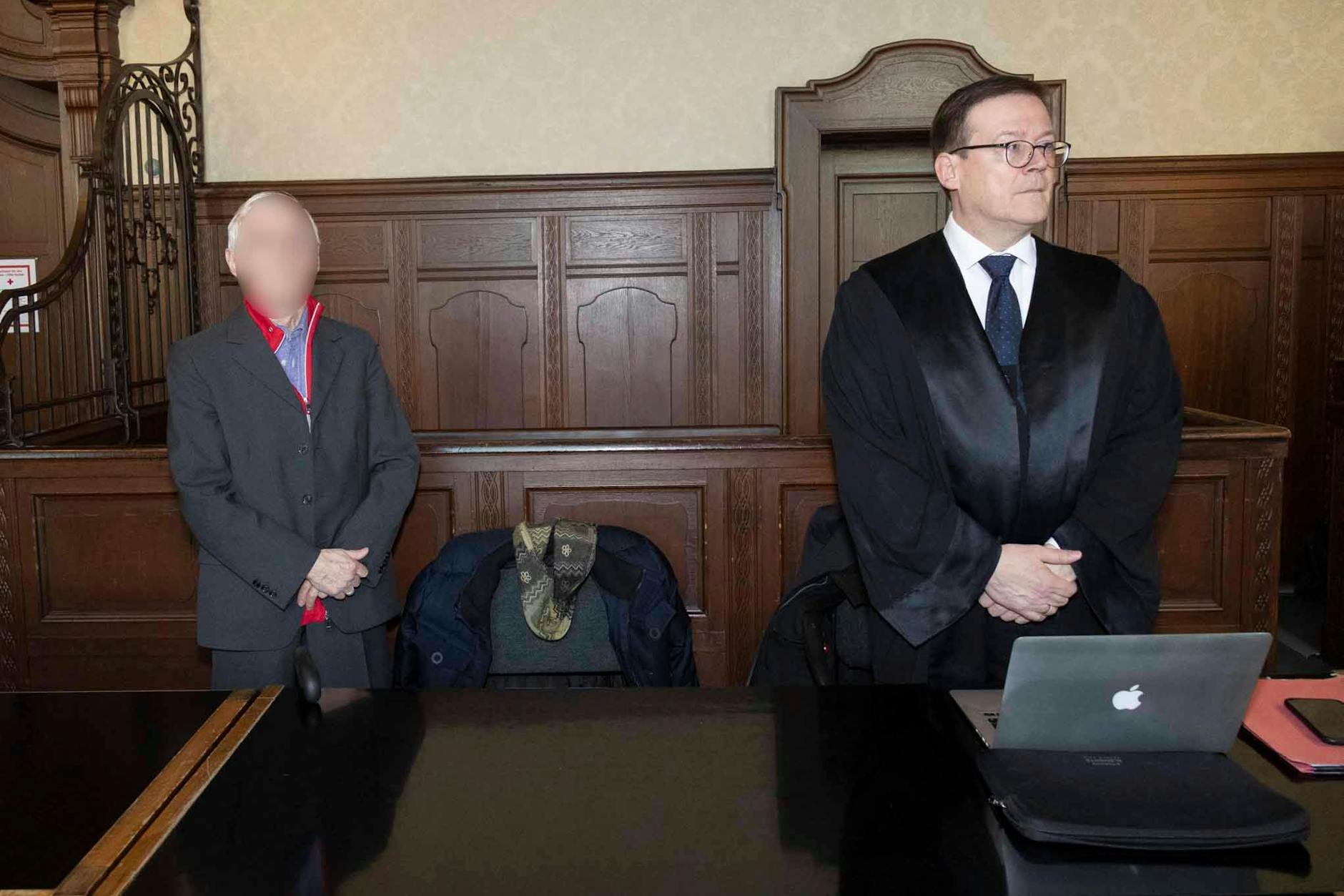 Karl-Heinz N. (l.) im Gerichtssaal mit seinem Verteidiger