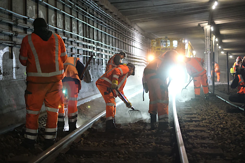 Bauarbeiter im Berliner S-Bahn-Tunnel. Die Nord-Süd-Verbindung ist wegen Sanierungsarbeiten gesperrt. Bis zum 27. Februar müssen Fahrgäste auf Busse oder anderen Routen ausweichen.