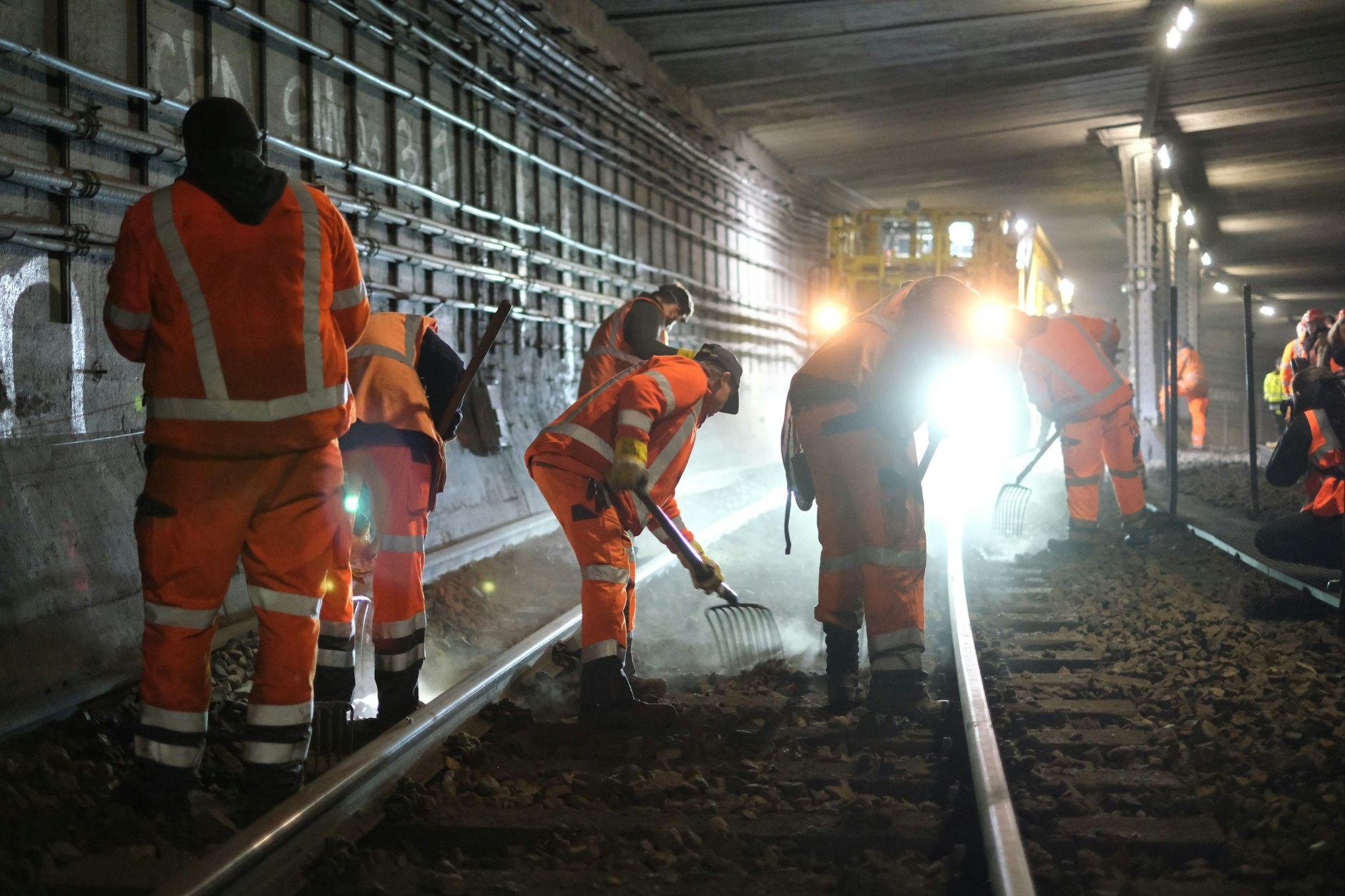 Bauarbeiter im Berliner S-Bahn-Tunnel. Die Nord-Süd-Verbindung ist wegen Sanierungsarbeiten gesperrt. Bis zum 27. Februar müssen Fahrgäste auf Busse oder anderen Routen ausweichen.
