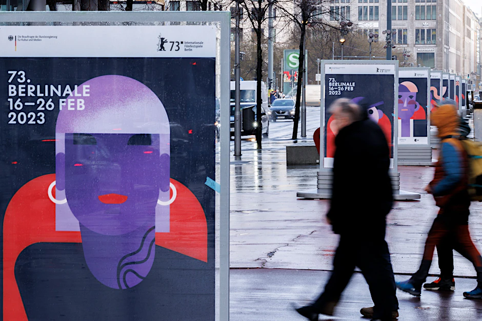 Passanten gehen an Plakaten für das Filmfestival Berlinale am Potsdamer Platz vorbei.&nbsp;