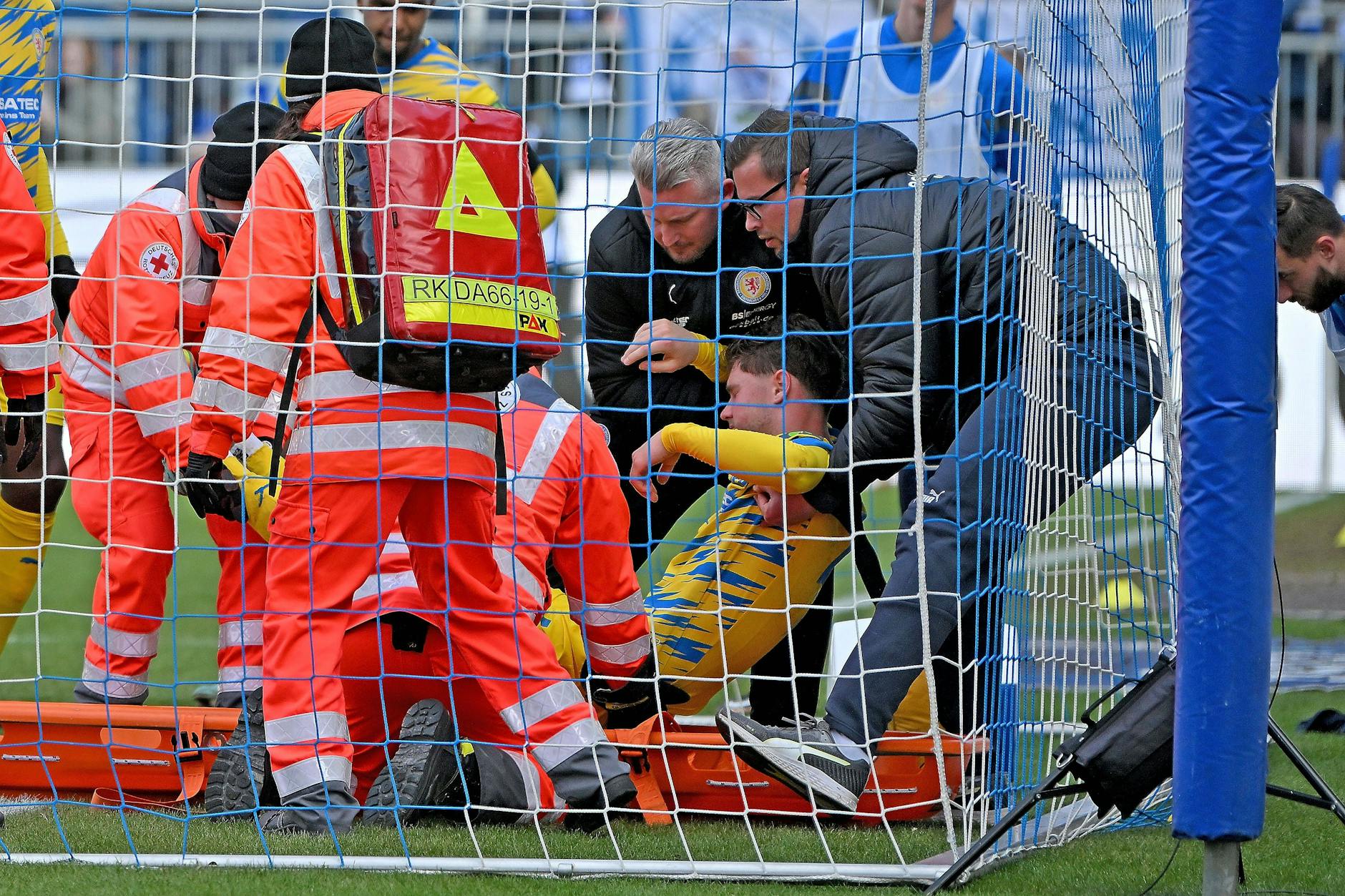 Das sah schlimm aus! Linus Gechter (18), Leihgabe von Hertha BSC, ging beim Gastspiel von Eintracht Brauschweig in Darmstadt k. o.