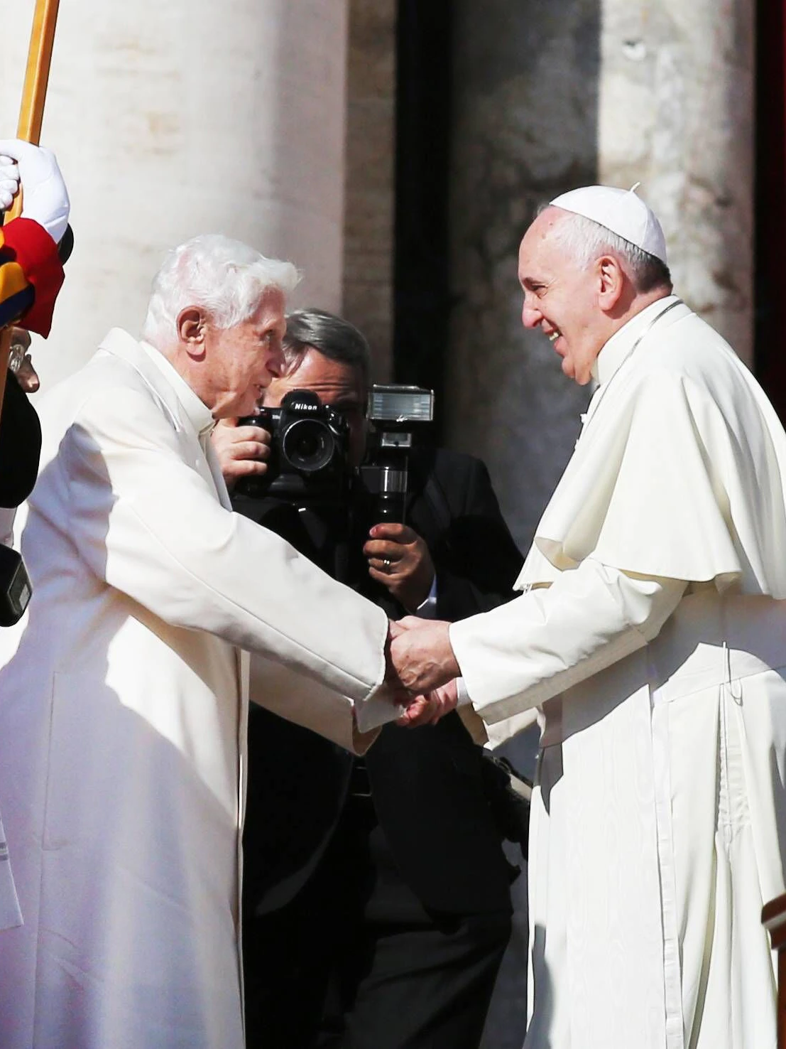 September 2014: Papst Franziskus drückt die Hände seines Vorgängers Benedikt XVI.