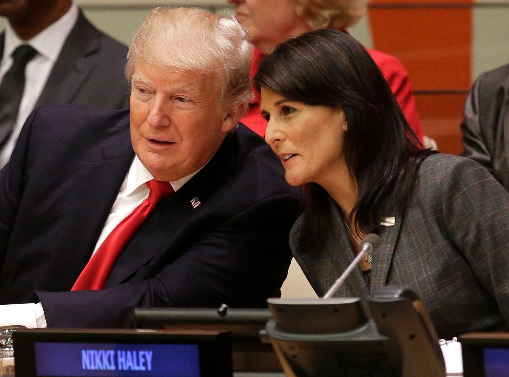 DIESE Frau will US-Präsidentin werden. Und zeigt schon mal ihre Waffen