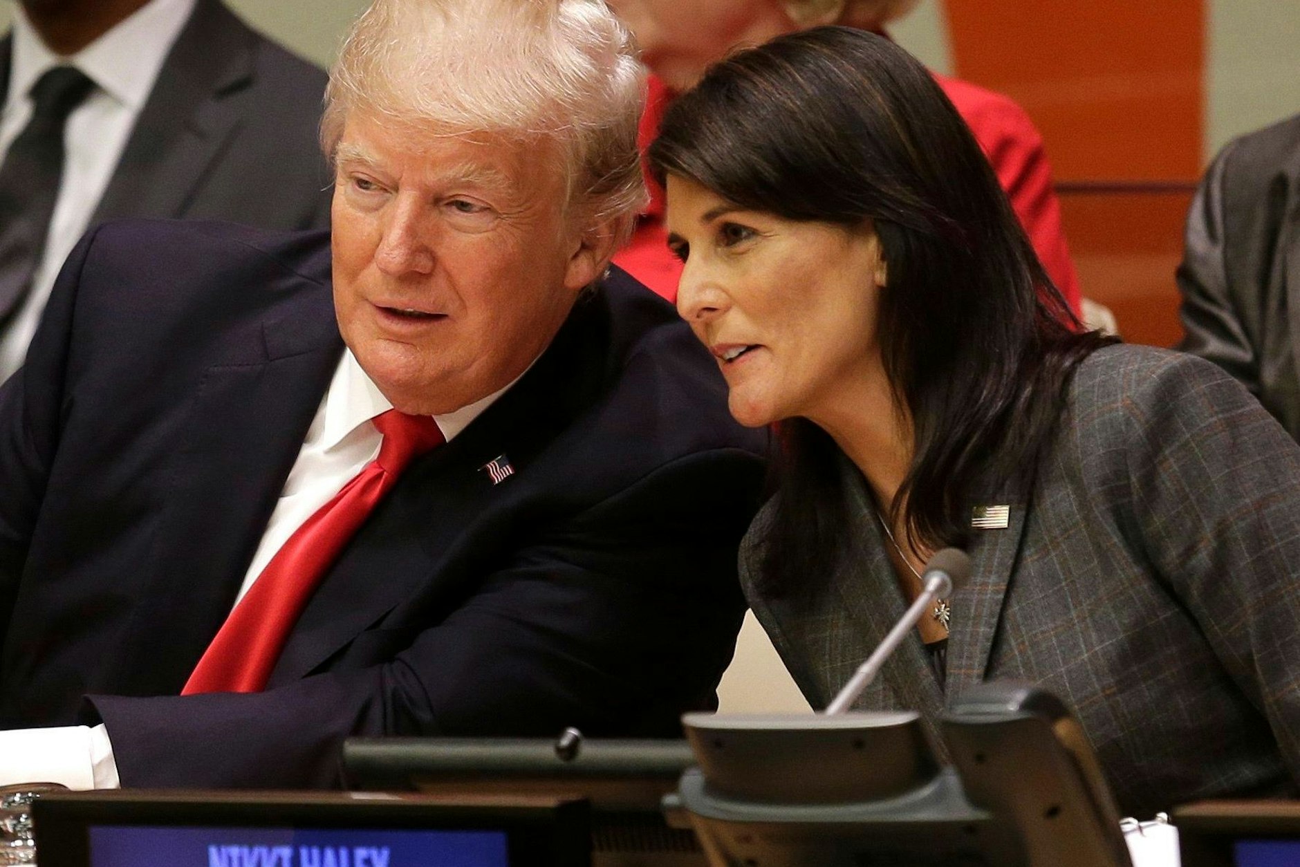 Nikki Haley als UN-Botschafterin neben Donald Trump. 