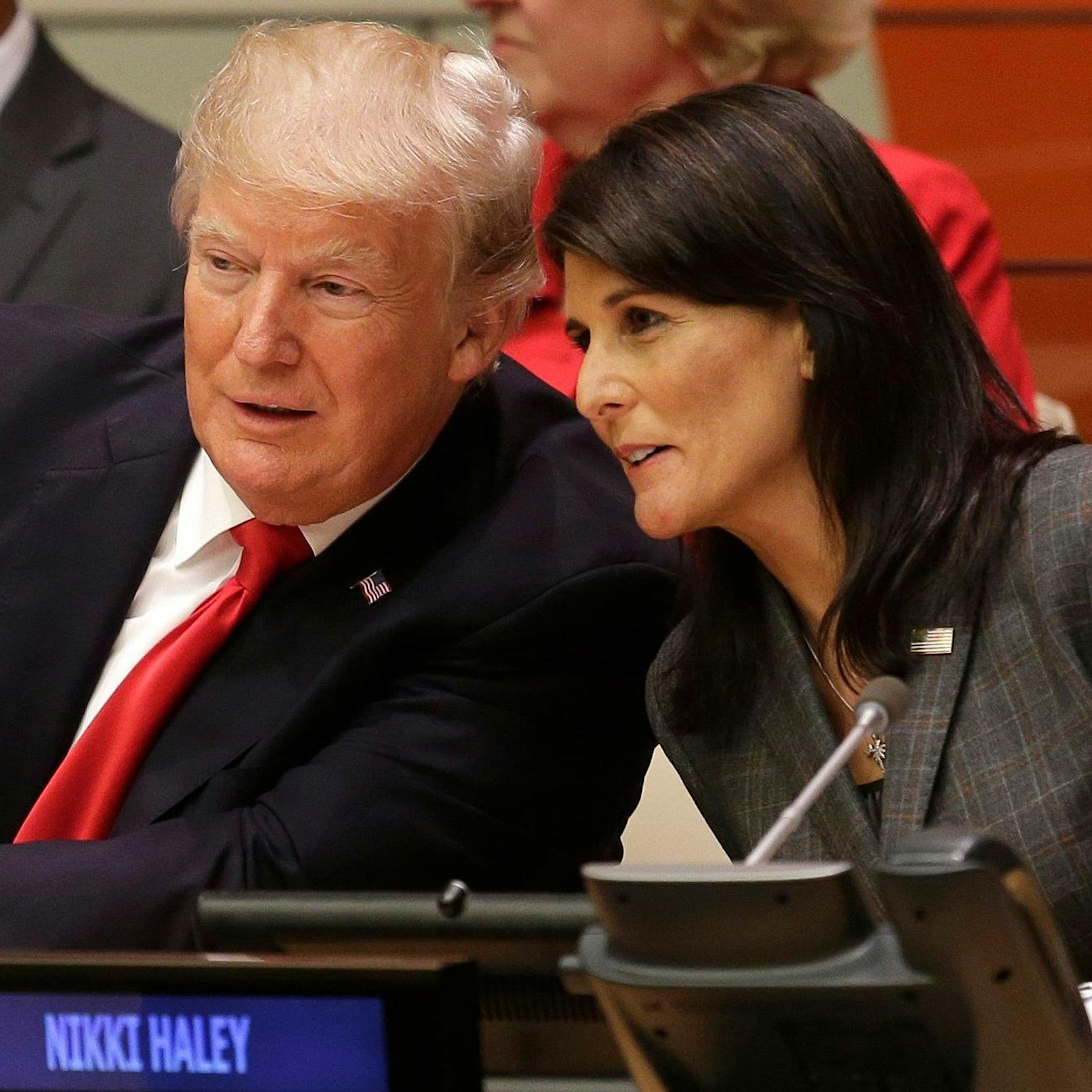 DIESE Frau will US-Präsidentin werden. Und zeigt schon mal ihre Waffen