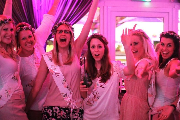 Feiert Euren JGA mit einem von vielen Junggesellenabschiedspaketen im KNUTSCHLECK!