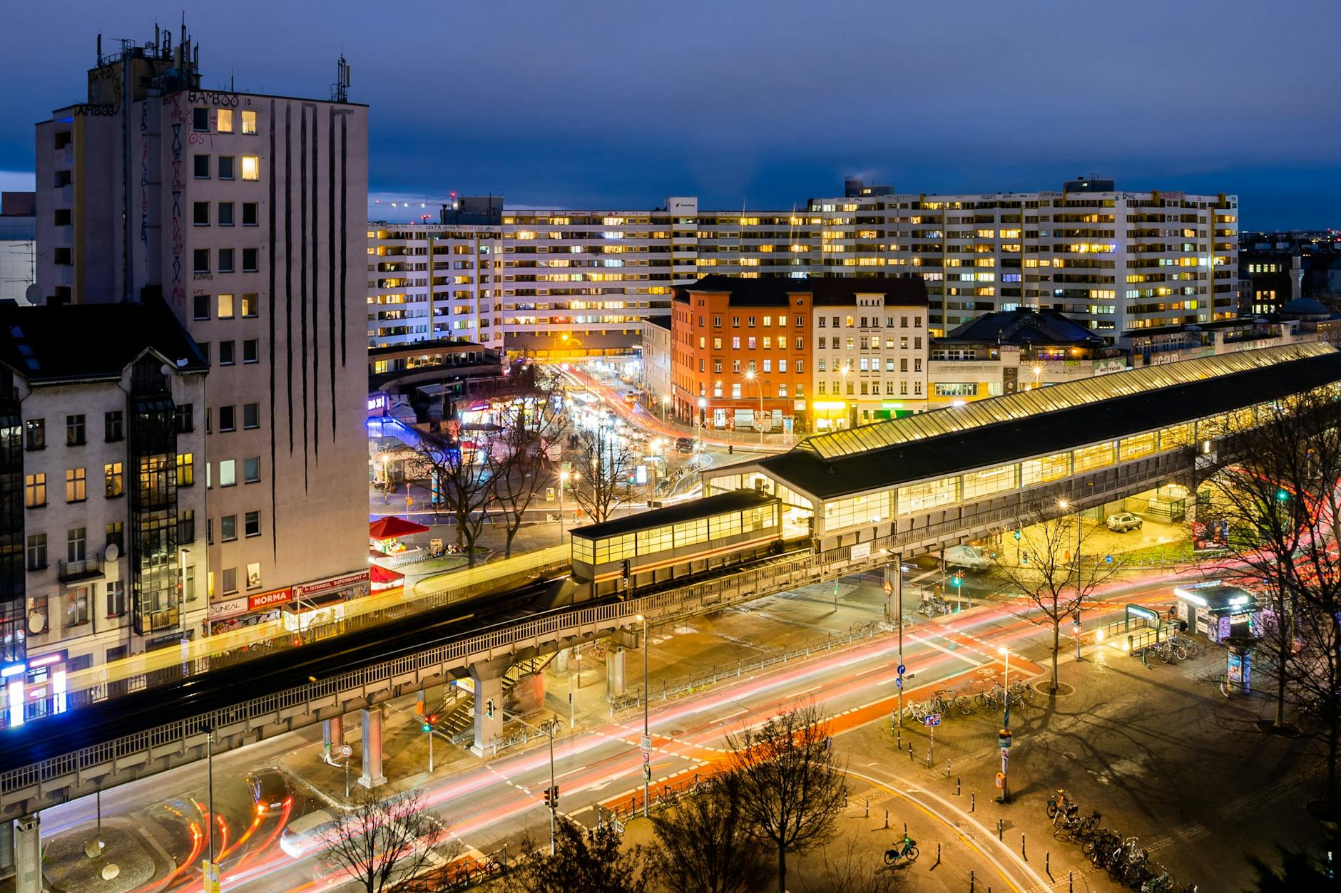 Das Kottbusser Tor in der Abenddämmerung. Eine geplante Polizeiwache am Kottbusser Tor, im Zentrum von Berlins Alternativ-Bezirk Kreuzberg, soll für mehr Sicherheit sorgen.