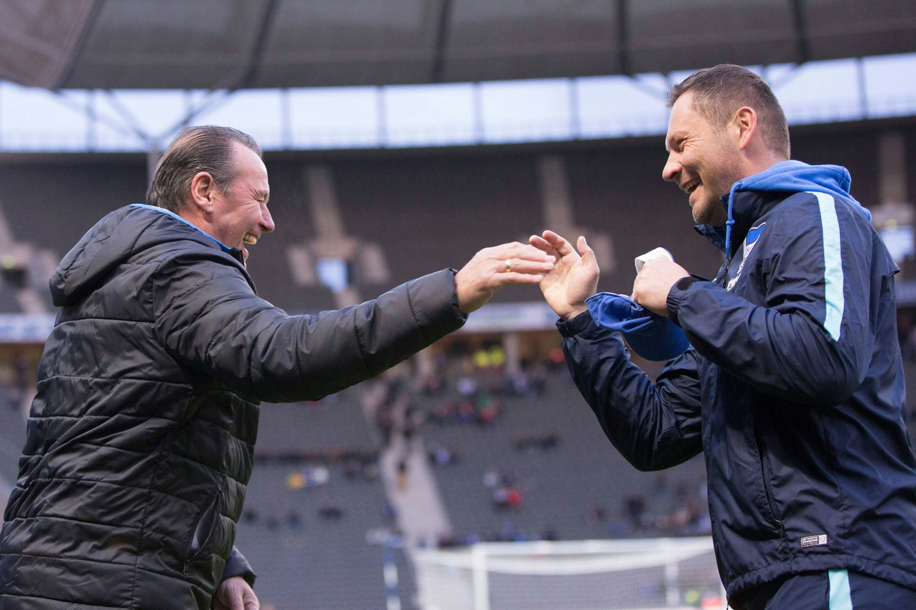 Wiedersehen macht Freude: Die Trainer Huub Stevens und Pal Dardai trafen 2015 aufeinander. Die Klub-Legende war unter Stevens absoluter Stammspieler.&nbsp;