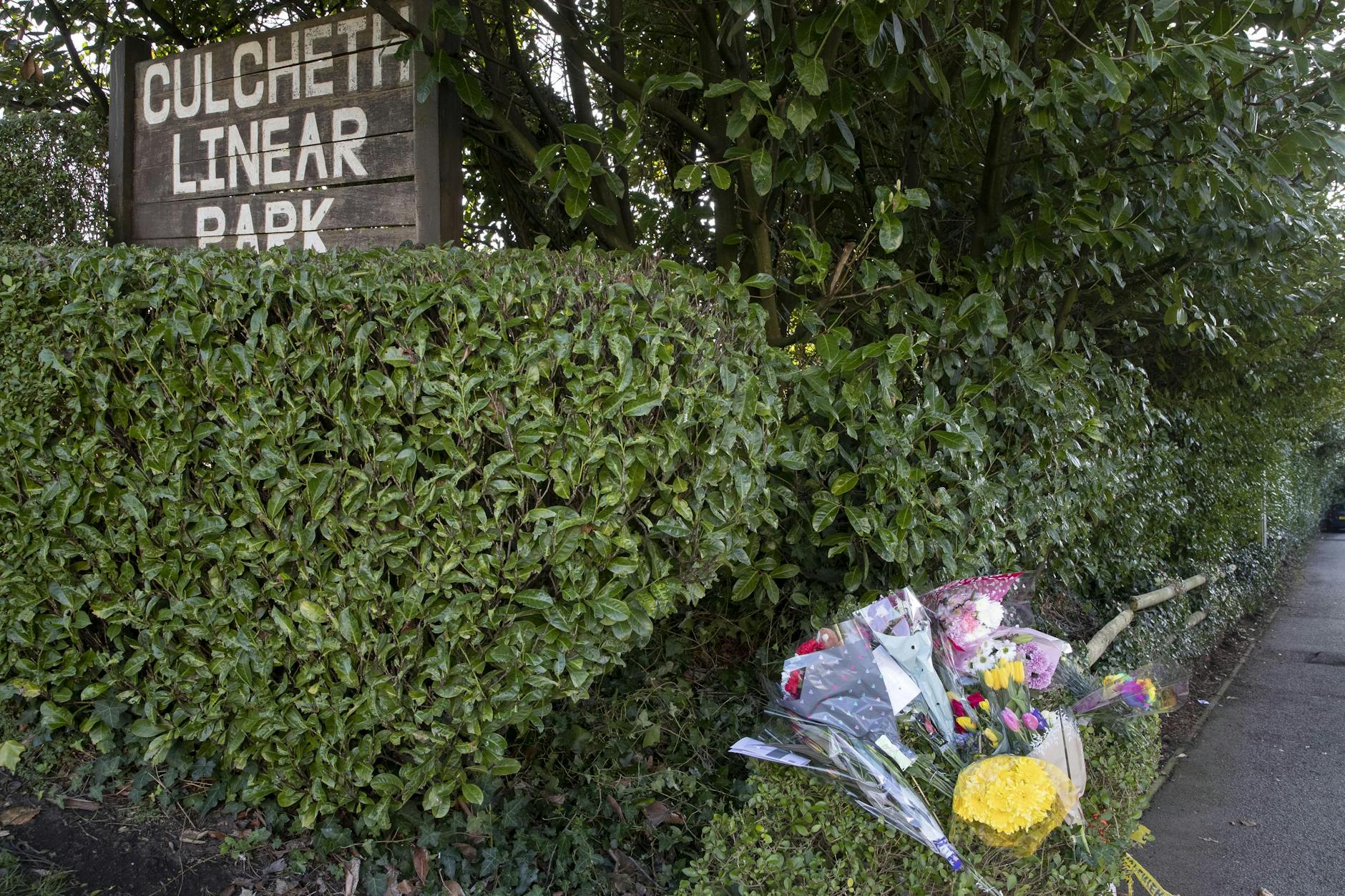 Blumen liegen am Tatort im Culcheth Linear Park. Die 16 Jahre alte Brianna war am Wochenende in Warrington in dem Park niedergestochen und danach von Passanten gefunden worden. 