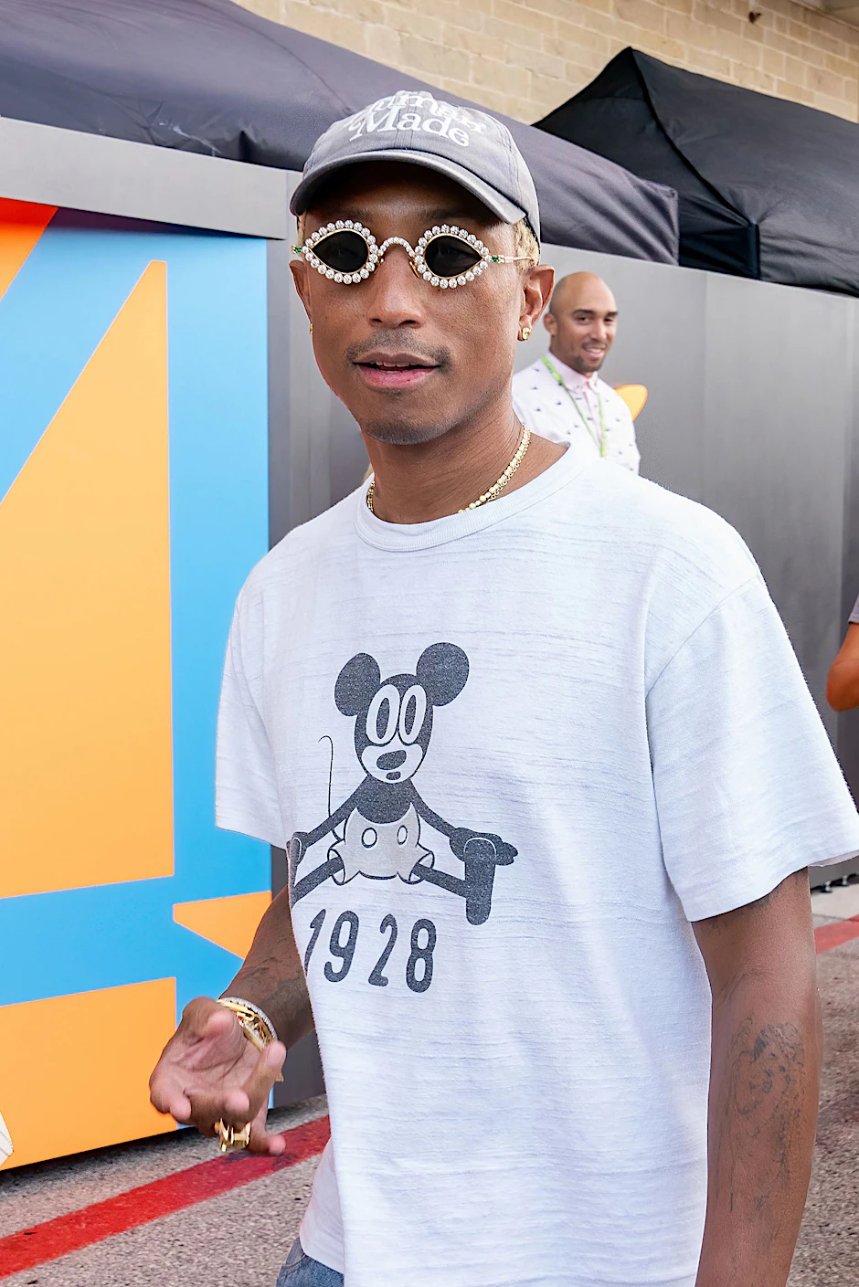 Pharrell Williams: Immer eine lustige Brille zur Hand. Auch LVMH-Chef Bernard Arnault scheint von ihm angetan.