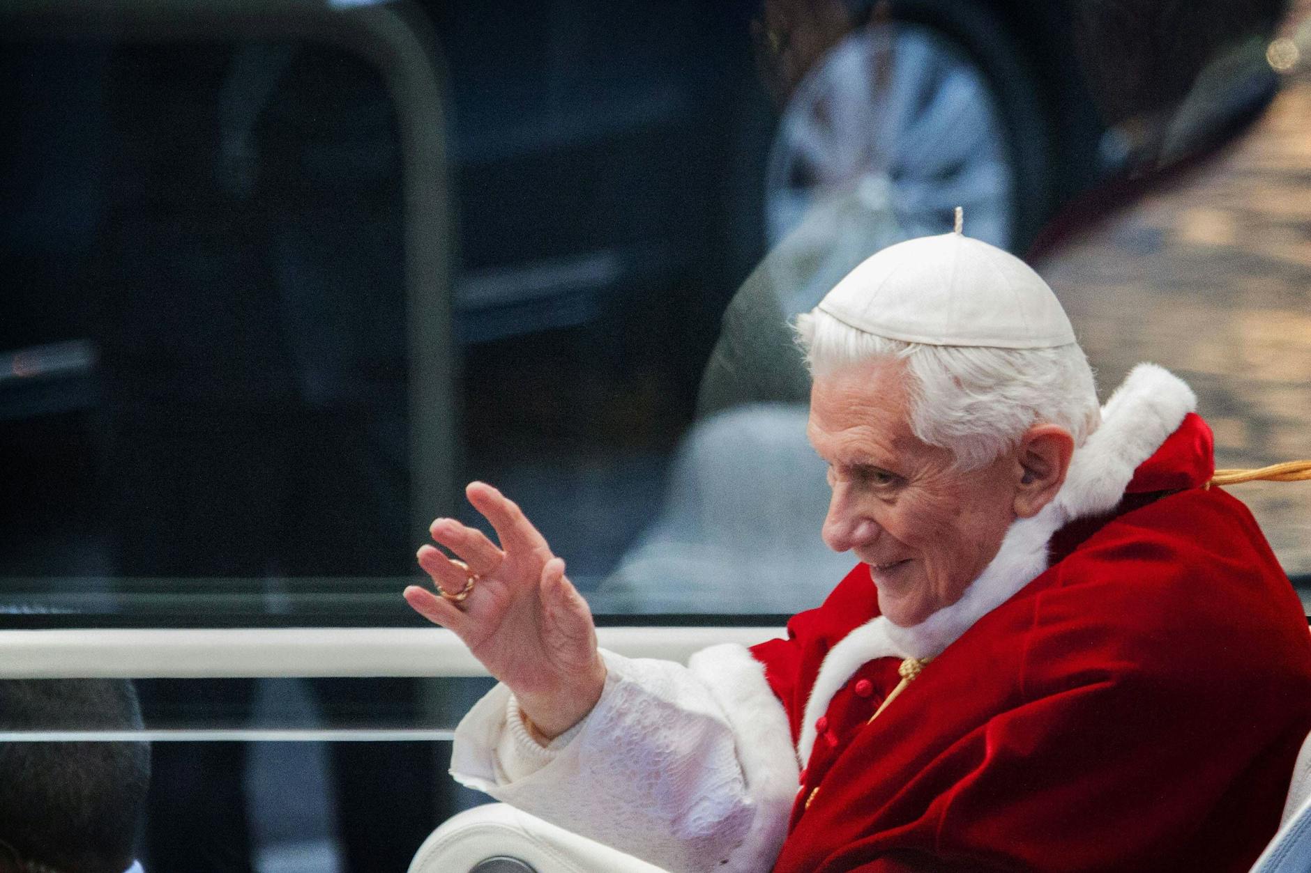 Rom im Dezember 2012: Als Joseph Ratzinger noch Papst war. Benedikt winkt den Gläubigen zu. 