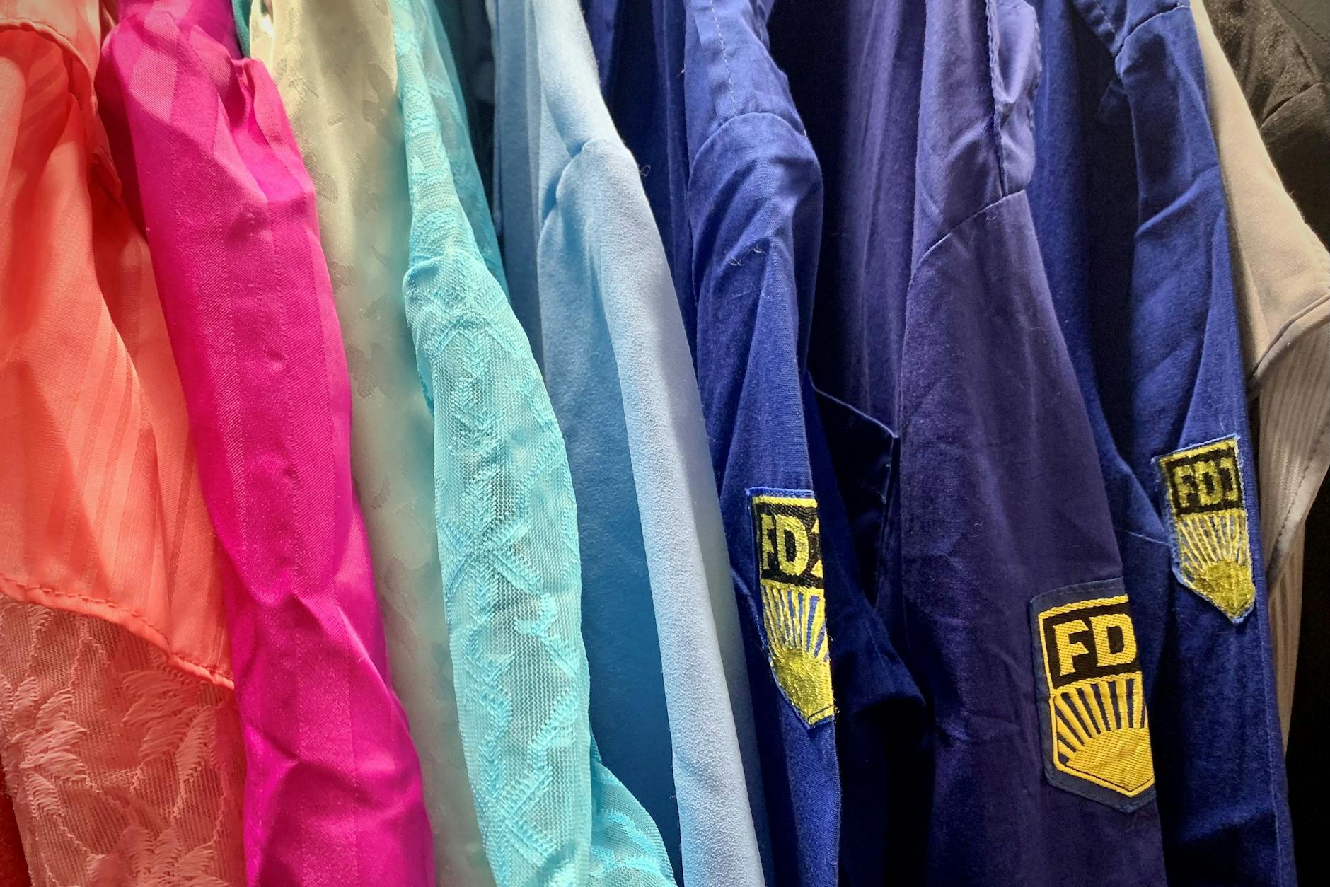 Was kostet eine FDJ-Hemd? In der DDR waren es 18,50 Ostmark, in Friedrichshain werden sie derzeit für 9,90 Euro verkauft.