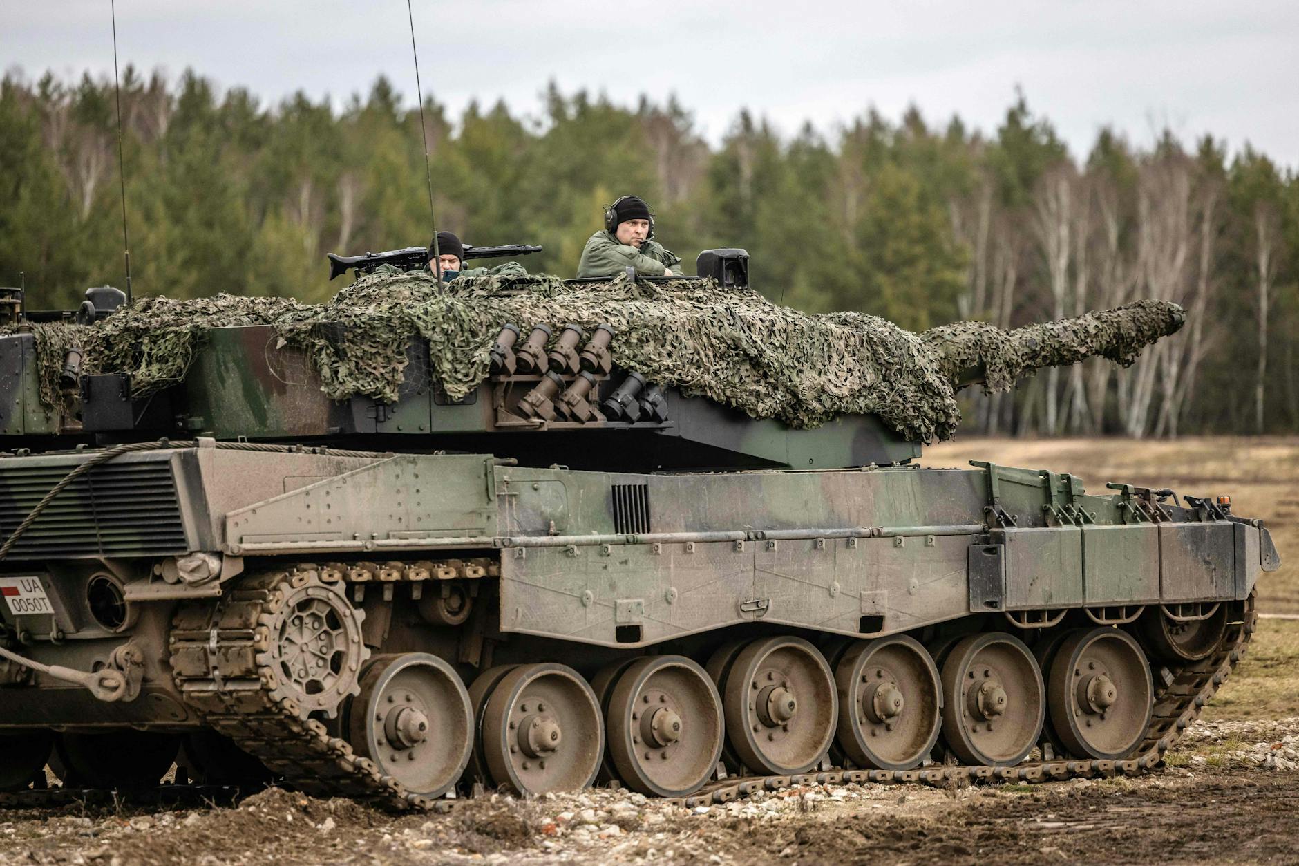 Polnische und ukrainische Soldaten am 13. Februar 2023 auf einem Leopard-2-A4-Panzer während eines Trainings auf der Militärbasis Swietoszow in Westpolen 