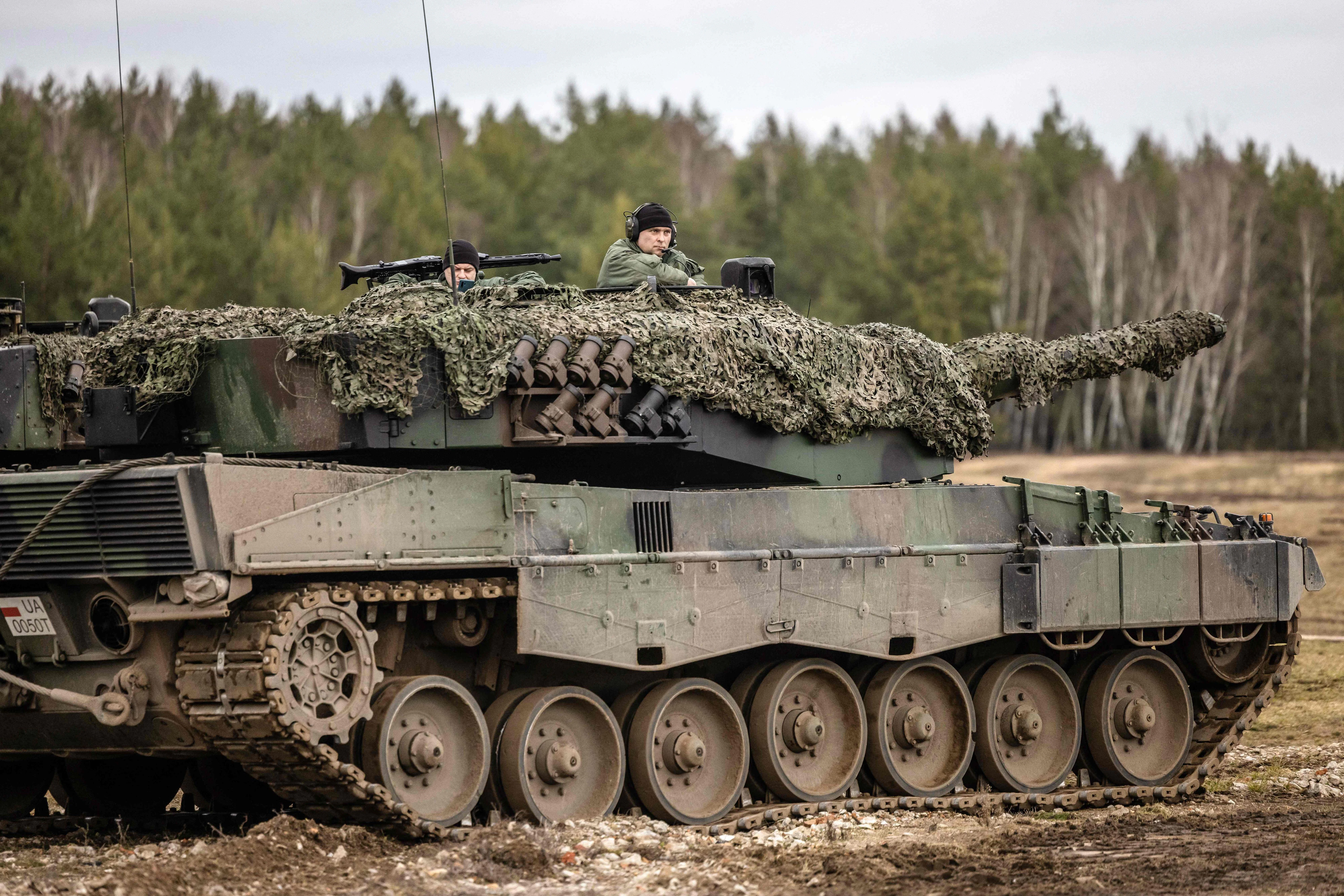 Polnische und ukrainische Soldaten am 13. Februar 2023 auf einem Leopard-2-A4-Panzer während eines Trainings auf der Militärbasis Swietoszow in Westpolen&nbsp;