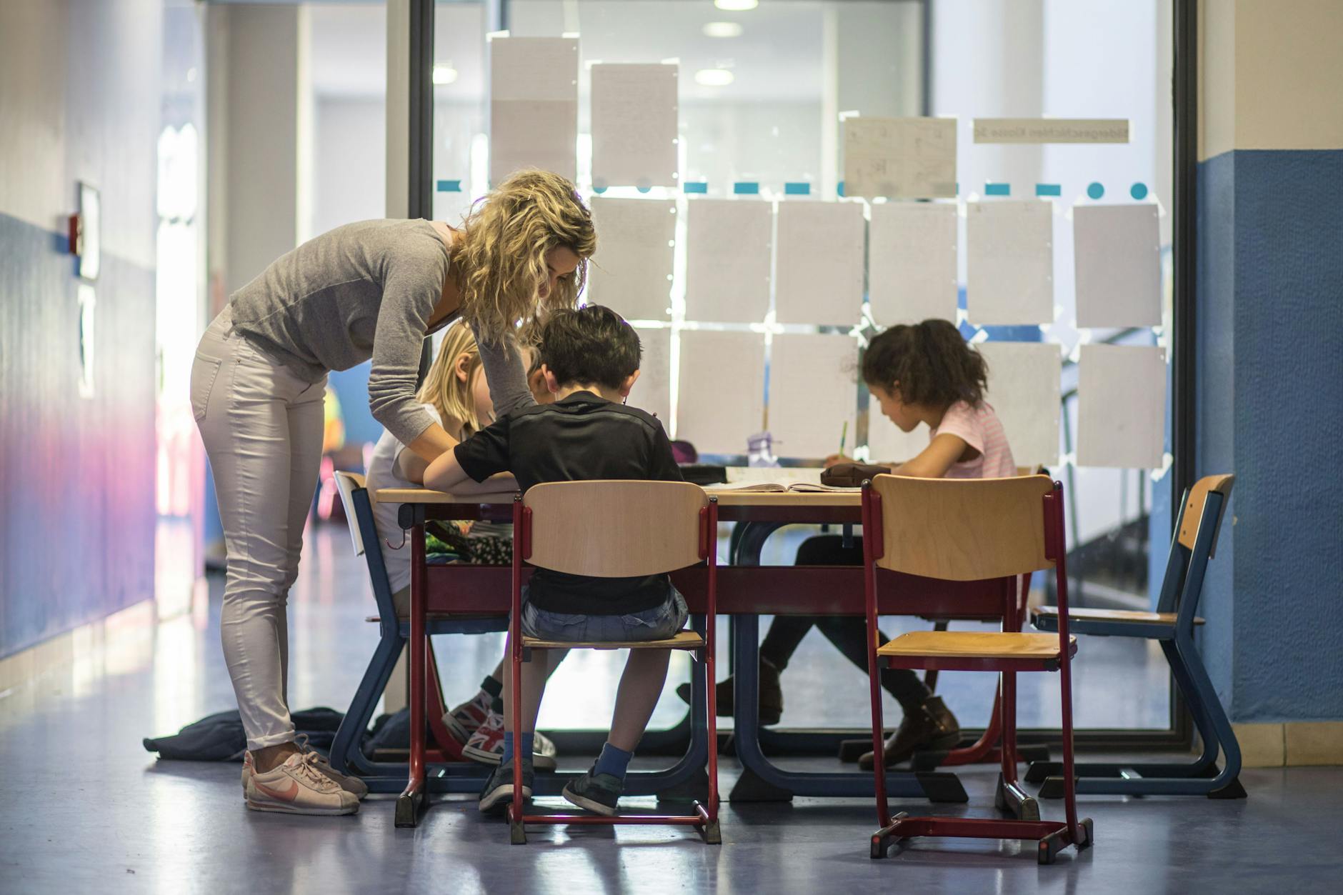 Eine Lehrerin unterichtet Kinder.