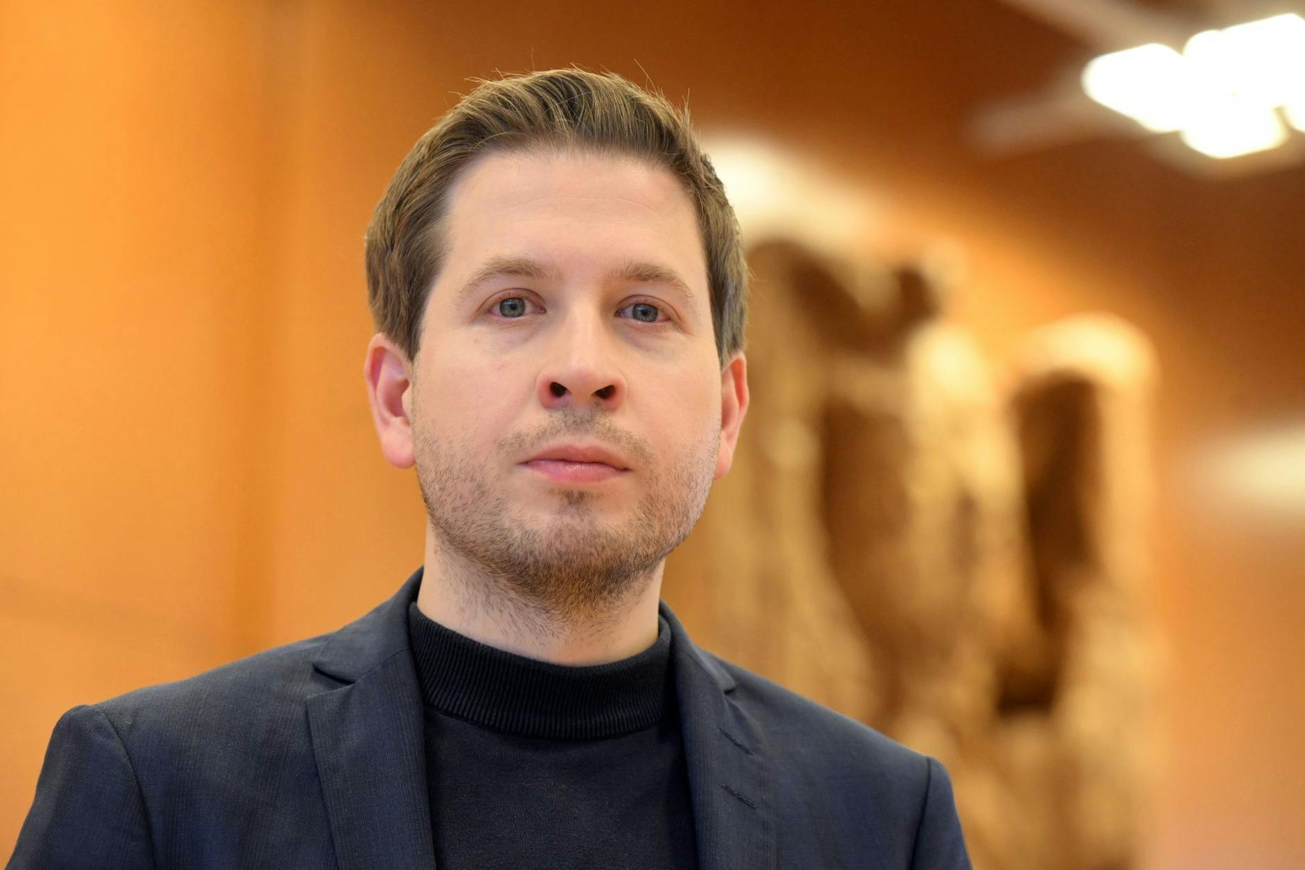 ARCHIV - Kevin Kühnert, Generalsekretär der SPD, schaut in die Kamera.