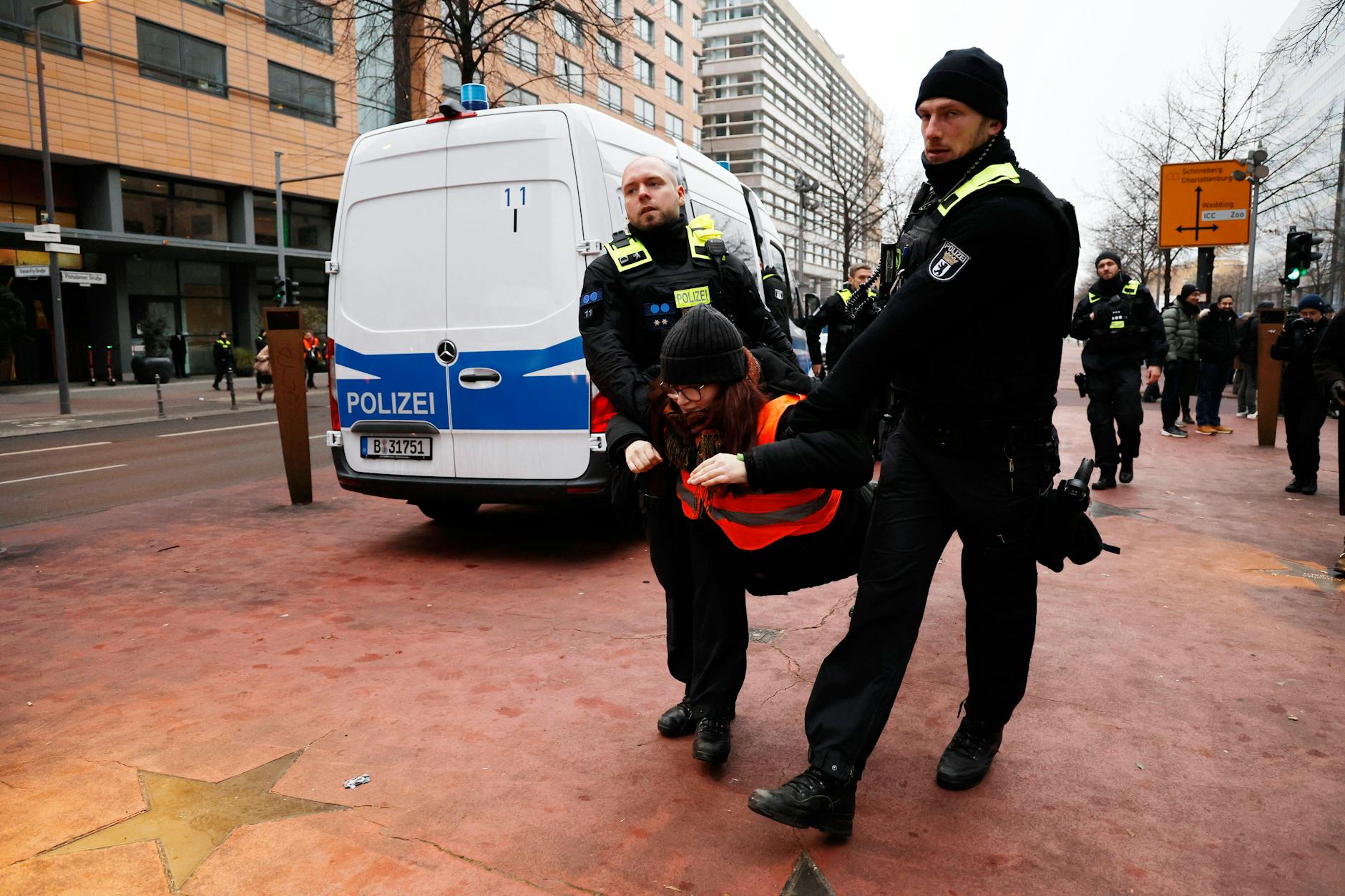 Klima-Kleber der Letzten Generation haben sich auf dem Gehweg und der Fahrbahn der Potsdamer Straße in Berlin festgeklebt.
