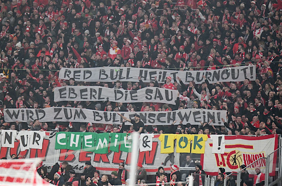 Geschmacklose Hassbanner von Fans des 1. FC Union Berlin im Leipziger Stadion