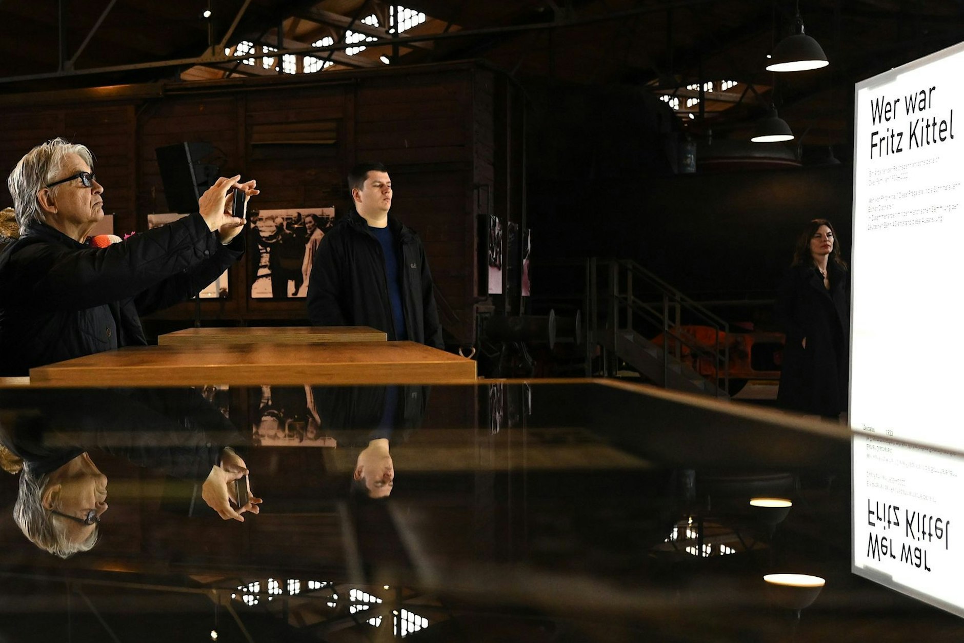 Besucher der Ausstellung „Wer war Fritz Kittel?“ im Deutschen Technikmuseum.