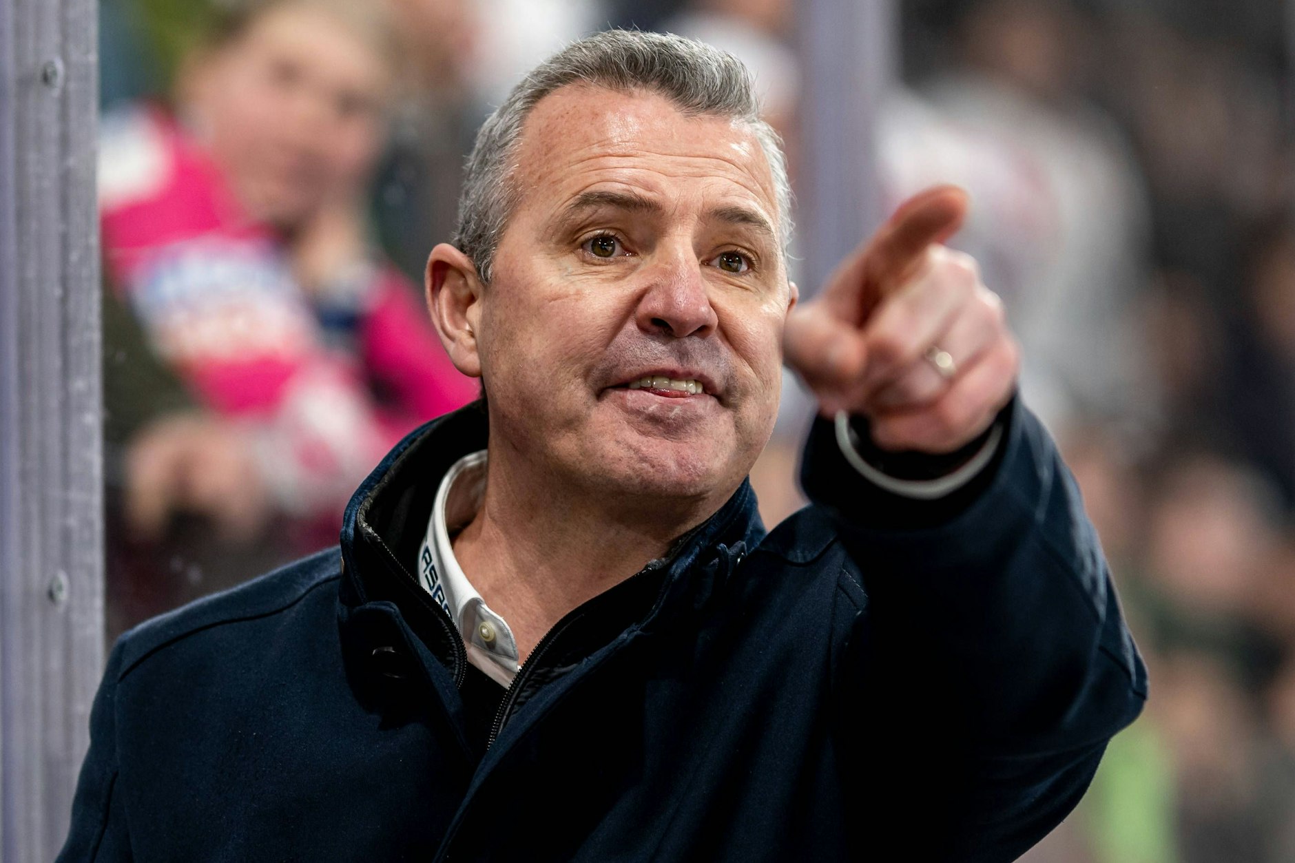 Statt Meister-Hattrick wackelt die Teilnahme an den Play-offs: Die bisher so zähe Saison hat auch bei Eisbären-Trainer Serge Aubin Spuren hinterlassen.