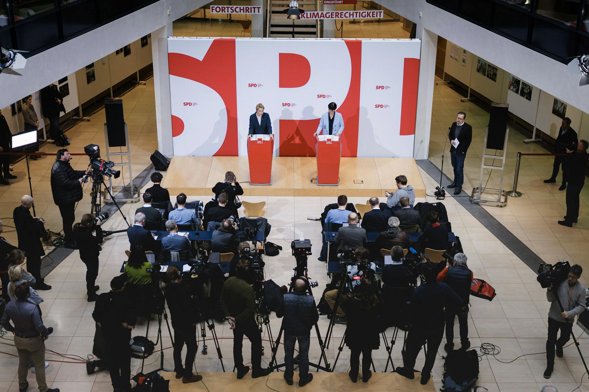 Franziska Giffey, Regierende Buergermeisterin von Berlin und Saskia Christina Esken, Bundesvorsitzenden der SPD, aufgenommen bei einer Pressekonferenz.