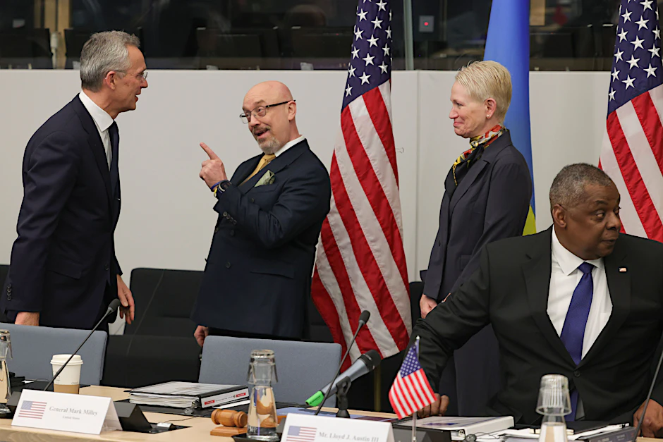 14.02.2023, Brüssel, Belgien: Jens Stoltenberg (v.l.n.r.), Nato-Generalsekretär, Oleksij Resnikow, Verteidigungsminister der Ukraine, Celeste Wallander, Staatssekretärin für Internationale Sicherheitsfragen im US-Verteidigungsministerium, und Lloyd Austin, US-Verteidigungsminister, während des Treffens der Nato-Verteidigungsminister am runden Tisch des Nordatlantikrats im Nato-Hauptquartier