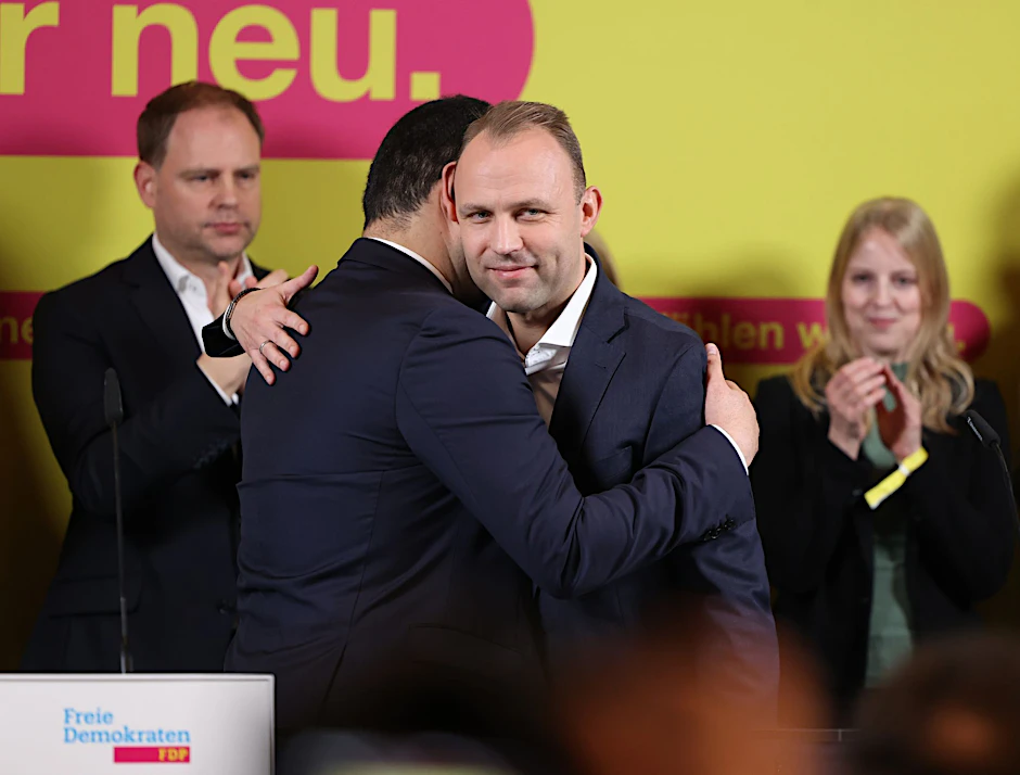 Sebastian Czaja (M, r) steht auf der Bühne der FDP-Wahlparty.  