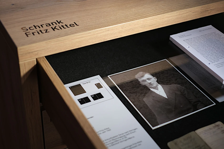 Besucher der Ausstellung „Wer war Fritz Kittel?“ im Deutschen Technikmuseum.