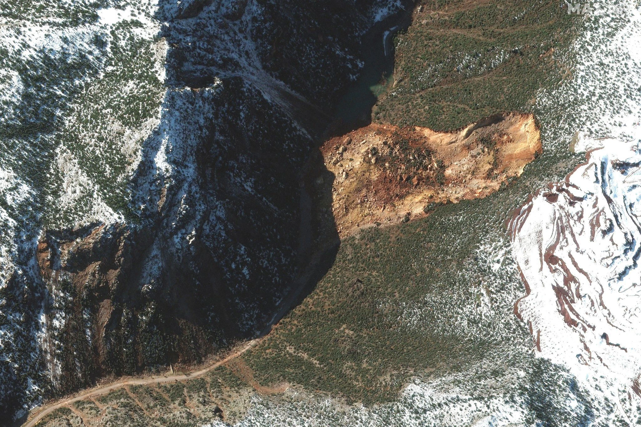 Dieses Satellitenbild zeigt einen großen Erdrutsch, der nach den Erdbeben eine Straße im türkischen Islahiye blockiert. In der gesamten Region gibt es erhebliche Schäden an kritischer Infrastruktur.