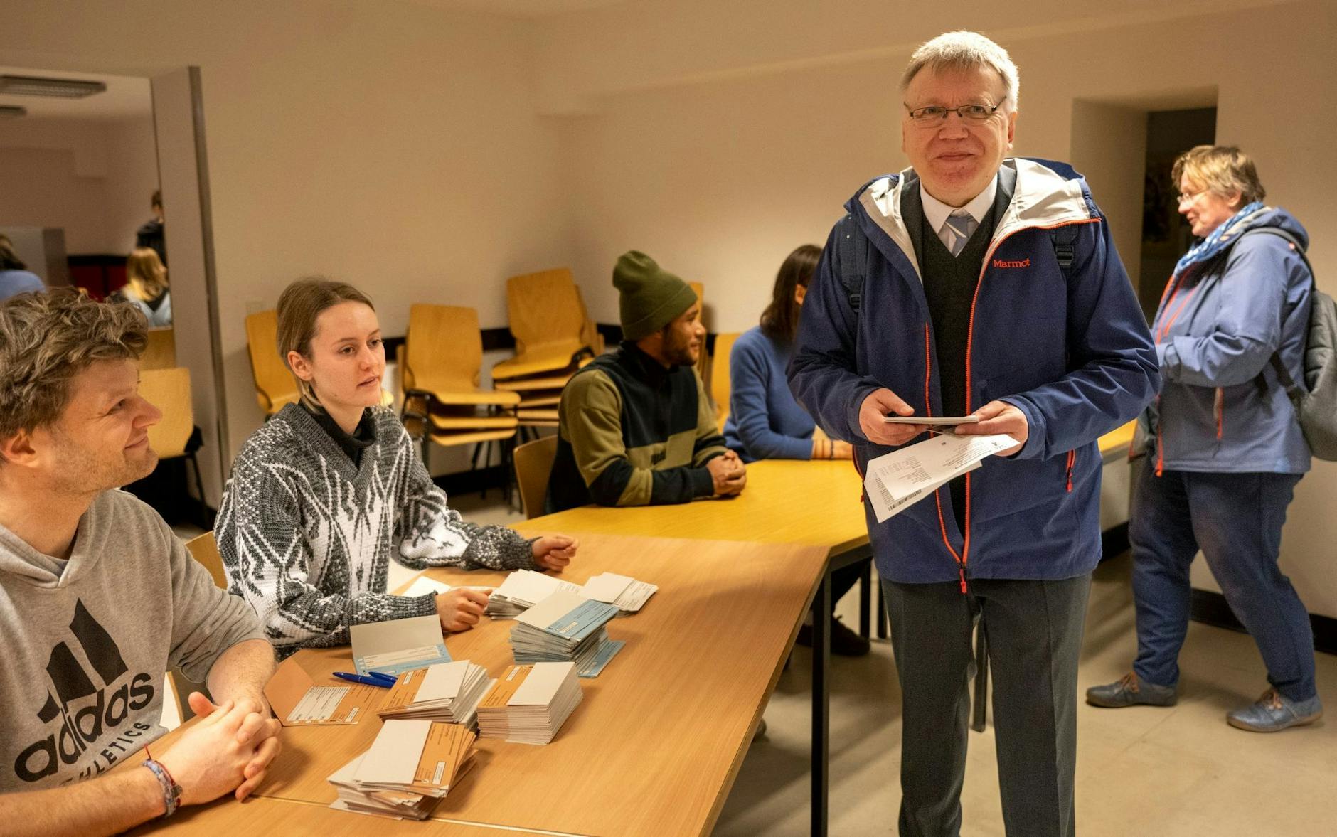 Stephan Bröchler holt in einem Wahllokal im Berliner Bezirk Pankow seine Stimmzettel ab.