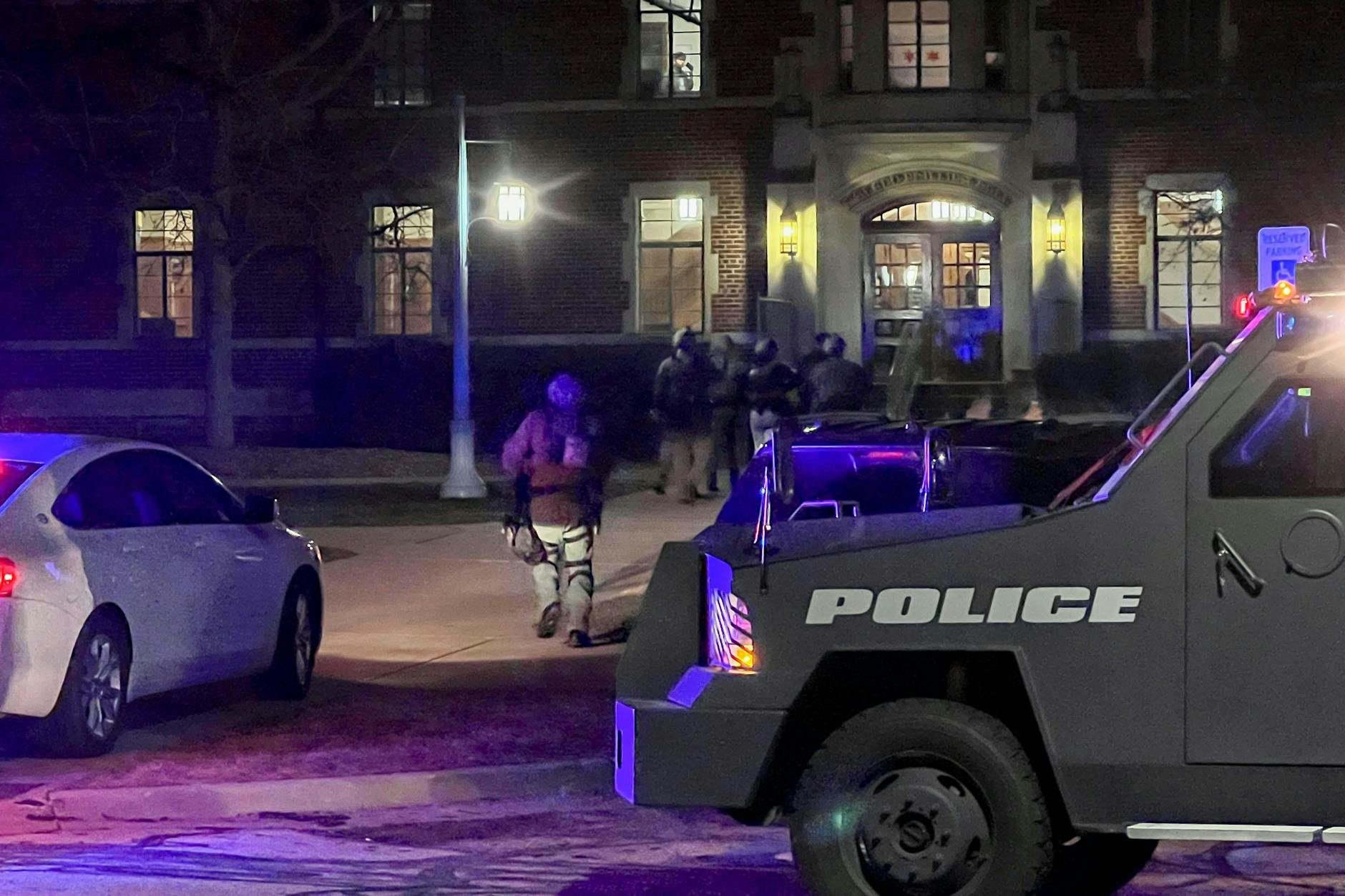 Schwer bewaffnete Polizisten stürmen die Universität von Michigan.&nbsp;
