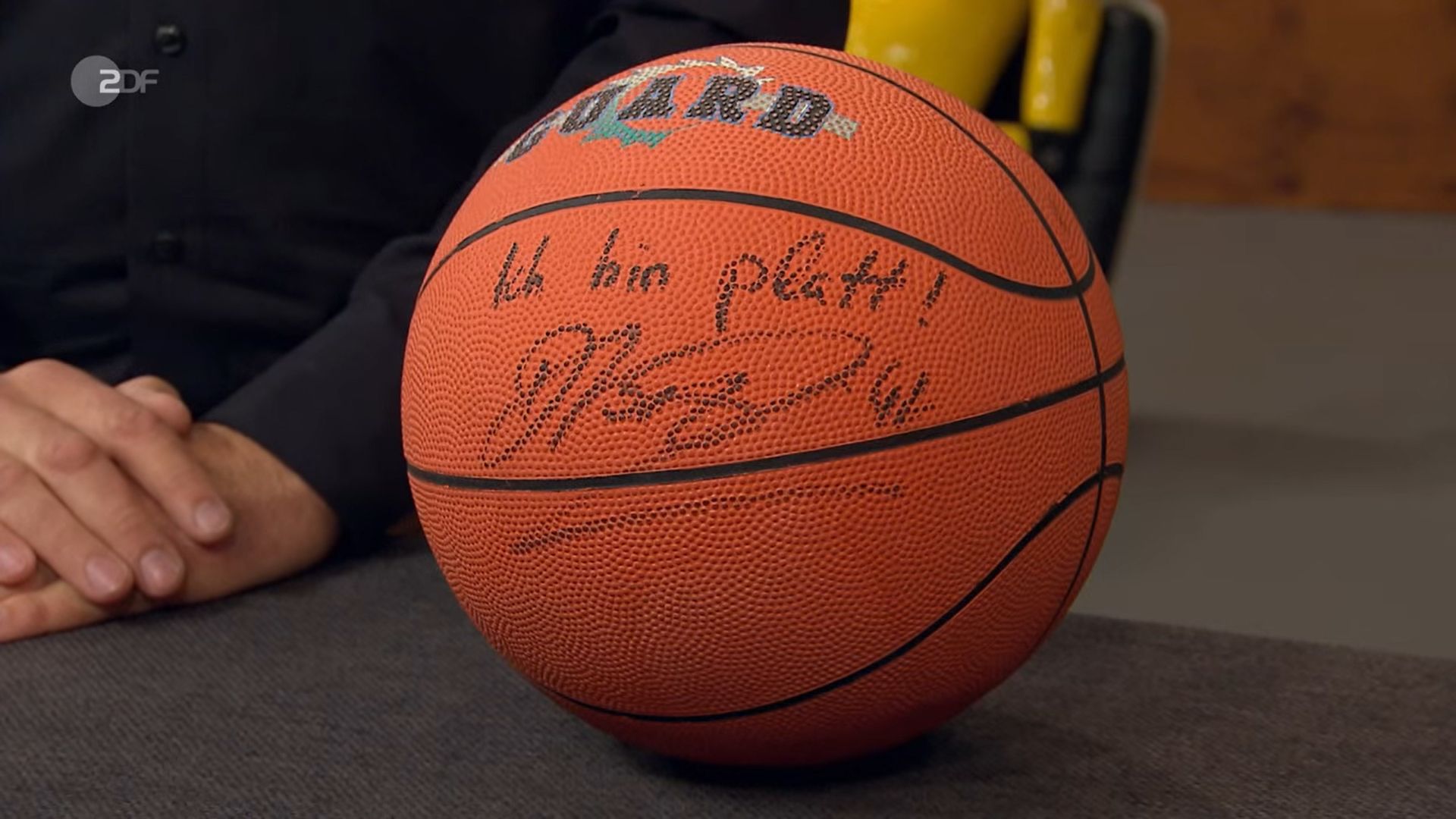 Image - Dirk Nowitzki bei „Bares für Rares“: Zahlen die Händler für dieses Autogramm des Superstars?