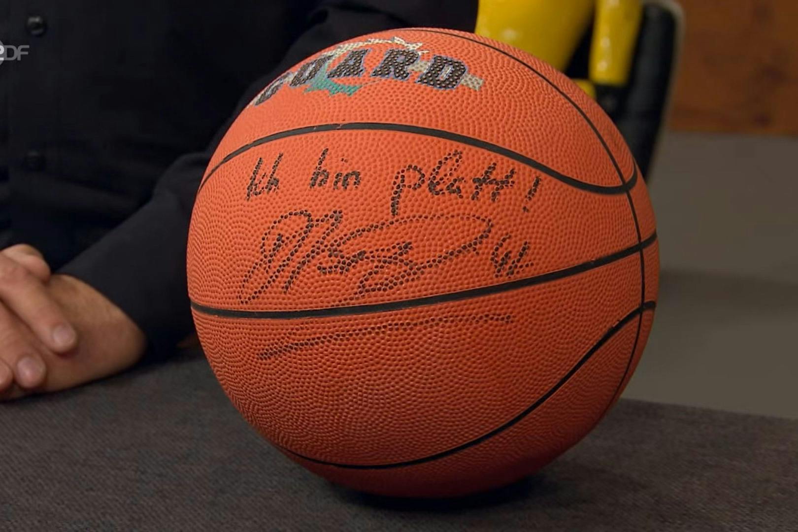 Ein Autogramm von Dirk Nowitzki steht bei „Bares für Rares“ zum Verkauf.