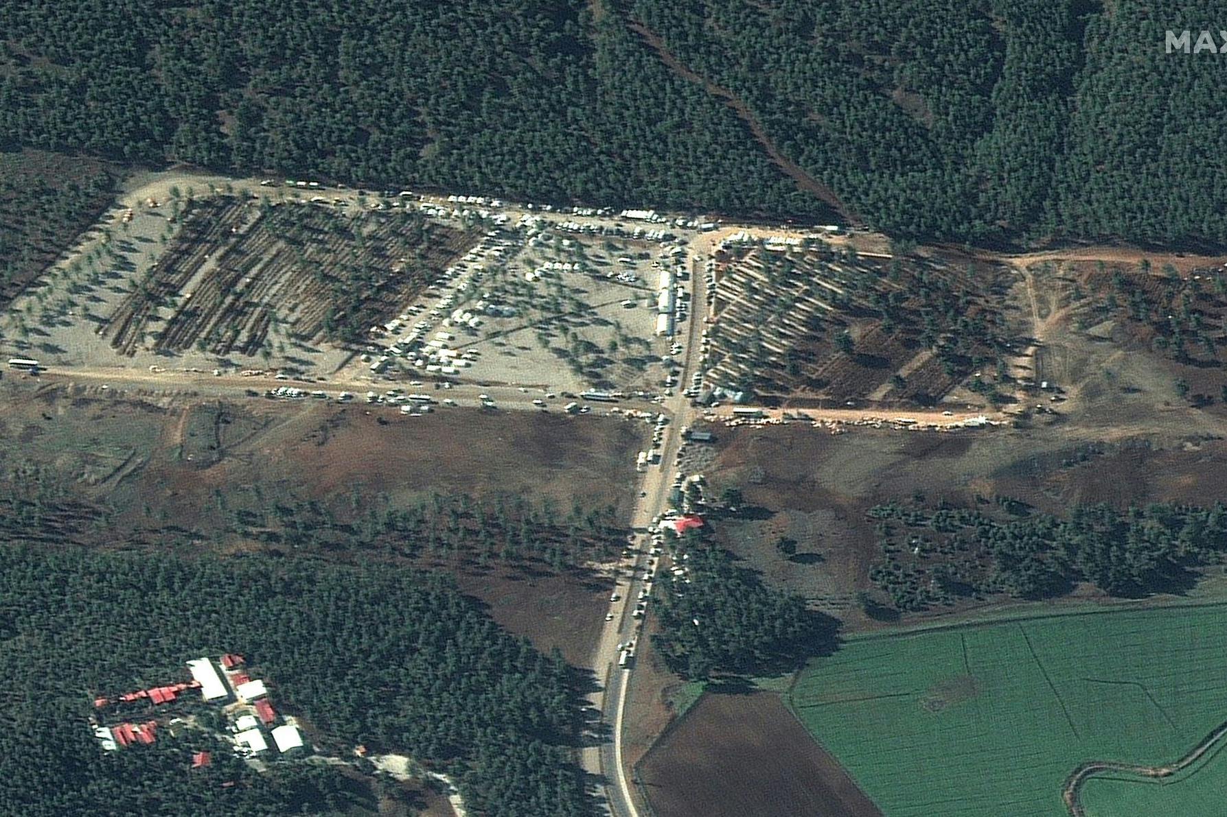 Dieses Bild zeigt Massengräber in der Nähe des türkischen Kahramanmaras.