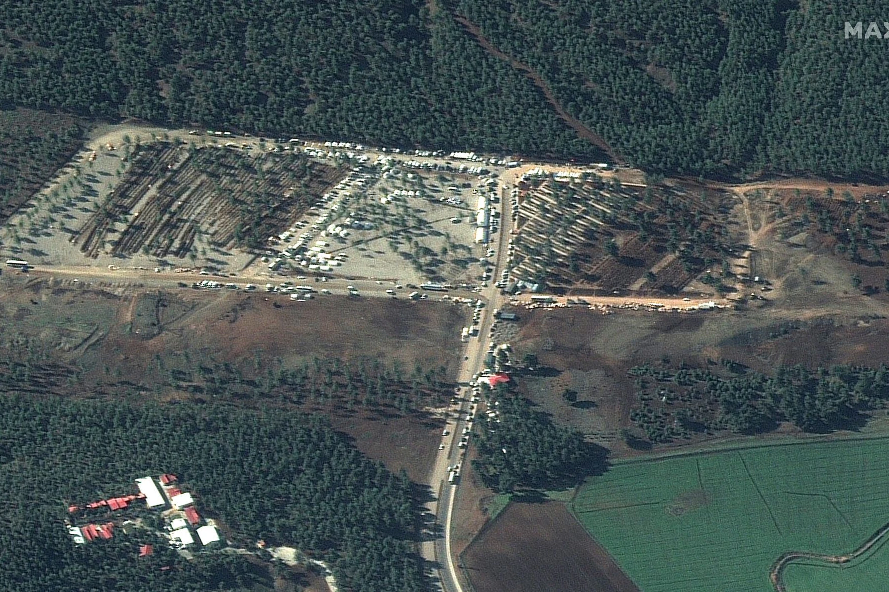 Dieses Bild zeigt Massengräber in der Nähe des türkischen Kahramanmaras.