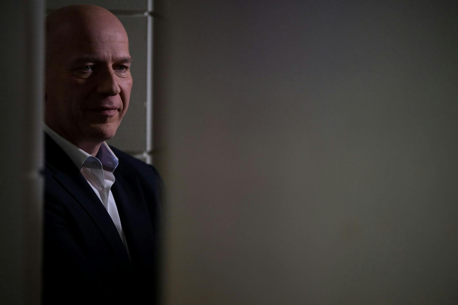 CDU-Spitzenkandidat Kai Wegner geht durch das Abgeordnetenhaus. Archivbild