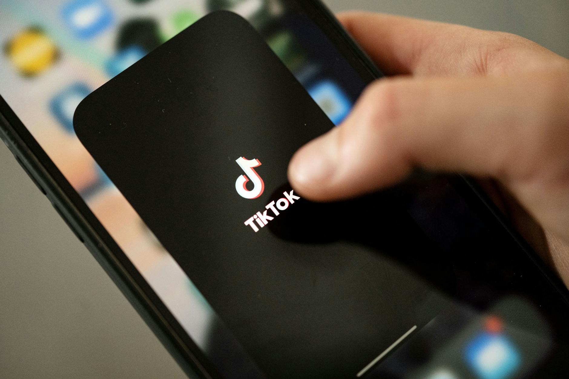 Nutzer sollen zukünftig ihre Inhalte auf Tiktok hinter eine Bezahlschranke stellen können. 