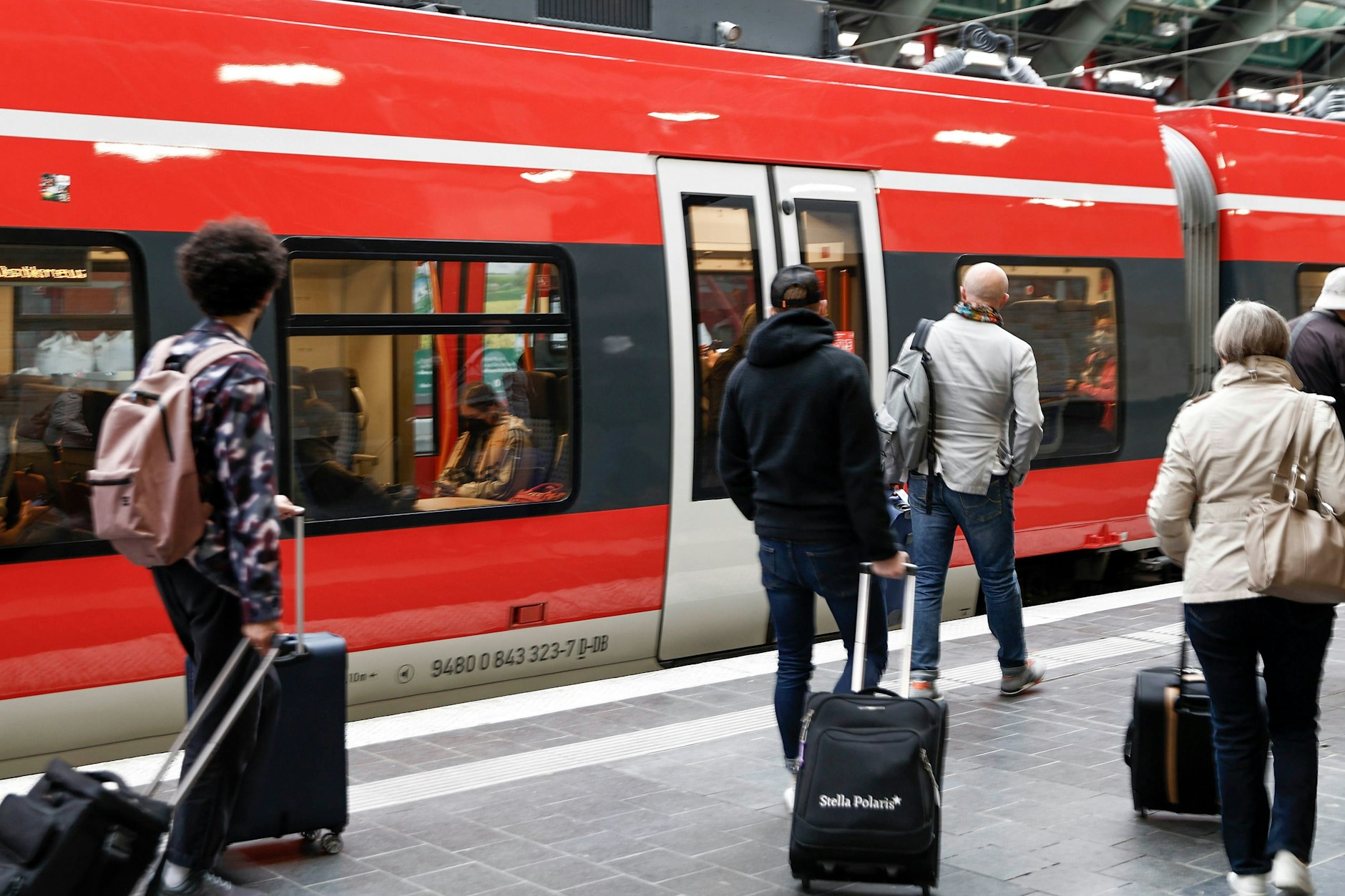 Einsteigen bitte! Ein Regionalexpress im Berliner Hauptbahnhof. Schon jetzt sind viele Regionalzüge am Wochenende voll. Die Situation wird sich demnächst verschärfen.