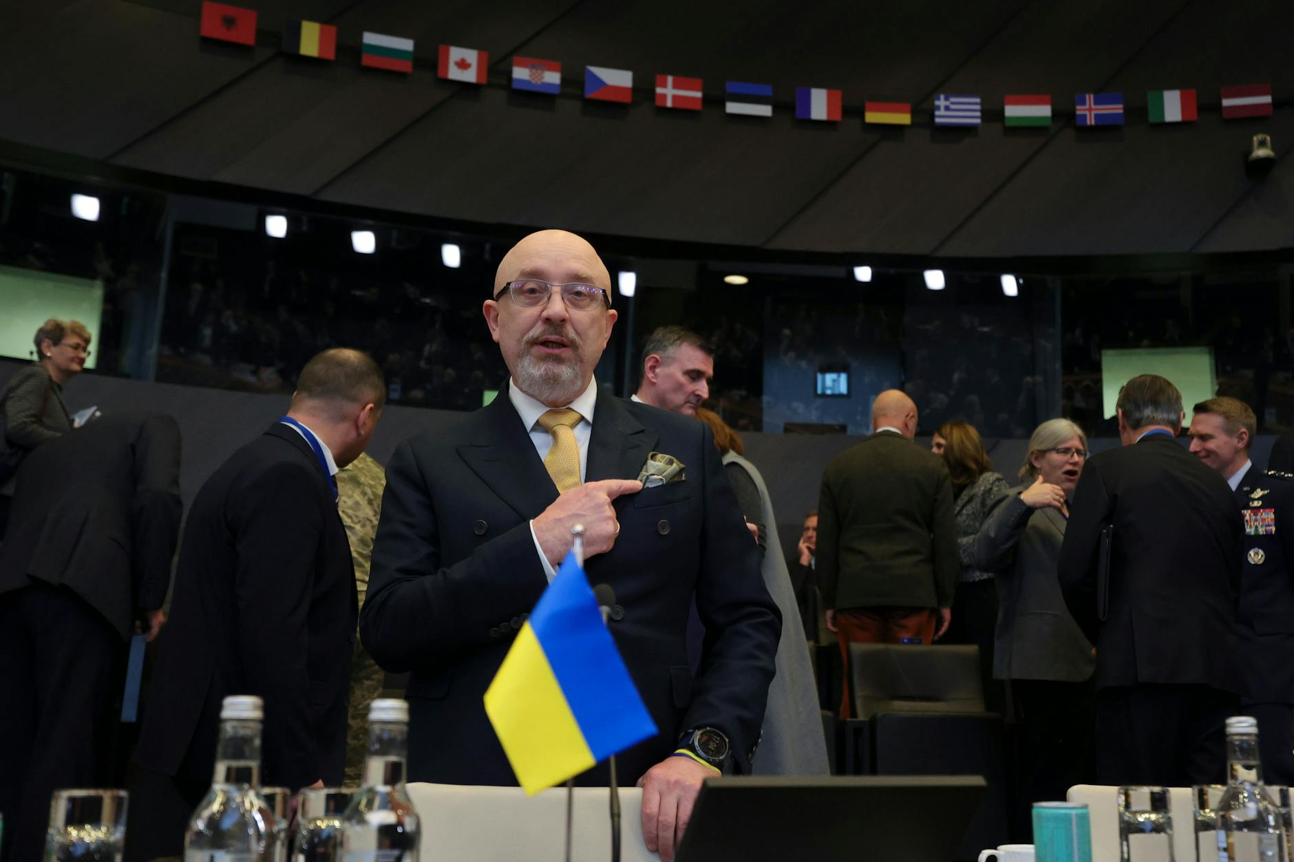Oleksij Resnikow, Verteidigungsminister der Ukraine, zeigt auf ein Taschentuch mit dem Bild eines Kampfjets.