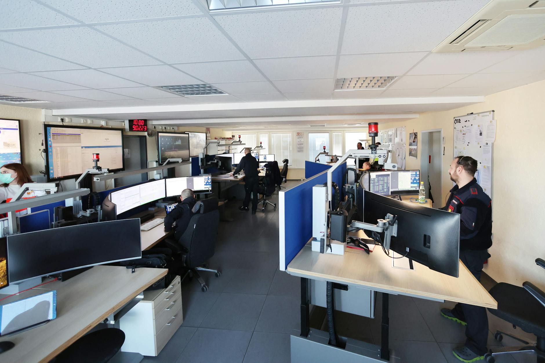 Feuerwehrleute in einer Leitstelle. Künftig sollen sie nach den Vorstellungen einer Regierungskommission mit medizinischem Personal der Kassenärztlichen Vereinigungen kooperieren.edizin