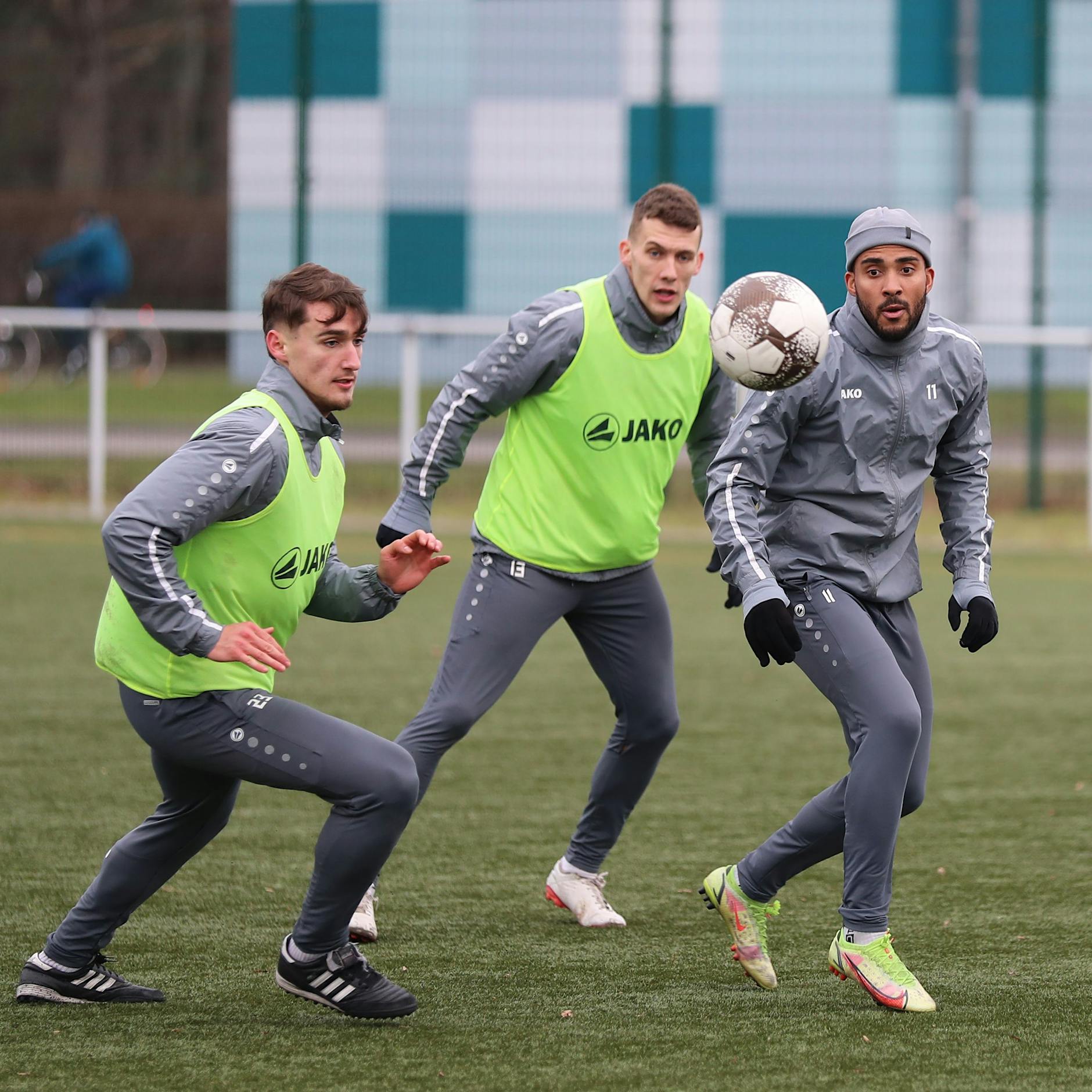 BFC-Trainer Heiner Backhaus arbeitet mit Dynamo an den PS und dann am Navi