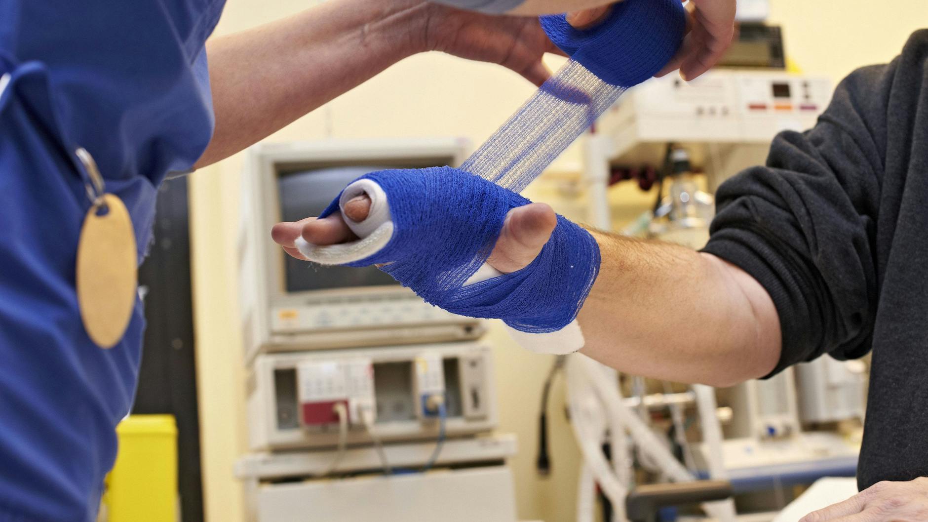 Diese Hand bedurfte offenbar der schnellen Hilfe im Krankenhaus.