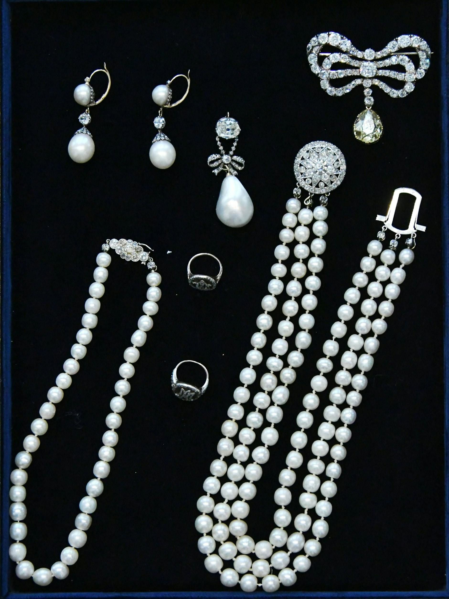 Naturperlen, Diamanten und ein Ring, der eine Haarlocke der Königin enthält: Am 14. November 2018 versteigerte Sotheby's Highlights aus einer der bedeutendsten Schmucksammlungen, die jemals auf einer Auktion präsentiert wurden. Damals wurden in Genf erstmalig königliche Juwelen aus der Bourbonenfamilie Parma versteigert, darunter auch Stücke aus dem Besitz von Marie Antoinette. Unser Autor probierte eins davon sogar an.