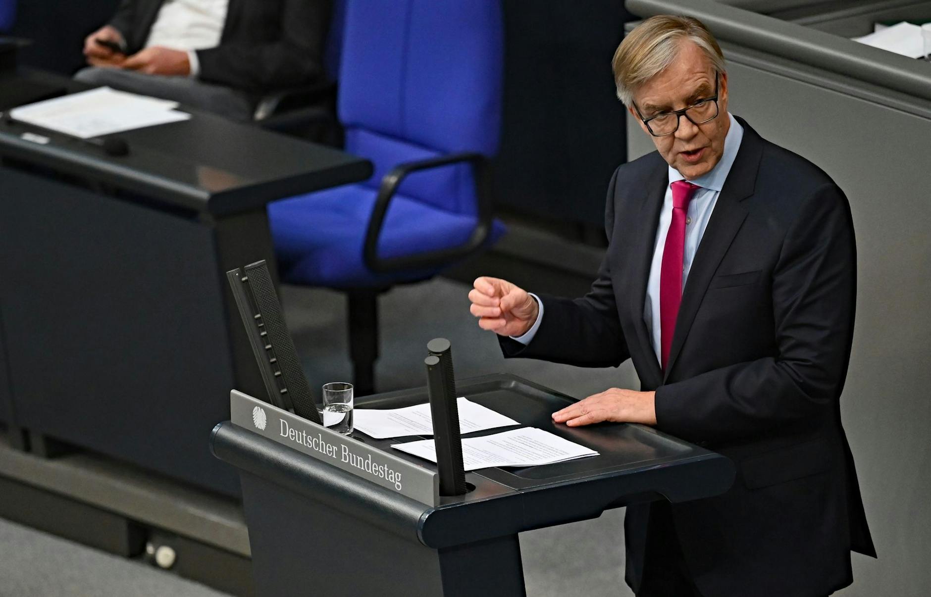 Dietmar Bartsch, Fraktionsvorsitzender der Partei Die Linke, spricht bei der Plenarsitzung im Deutschen Bundestag. Er fordert ein Ende der Preisbremsen.